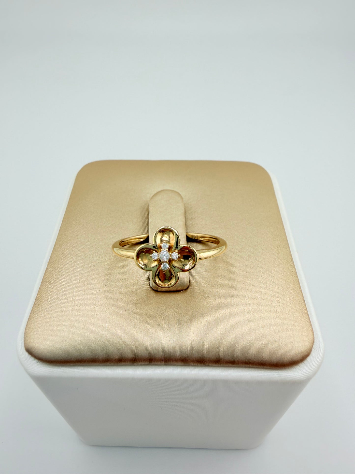 14kt Gold Ring, size 7”. r