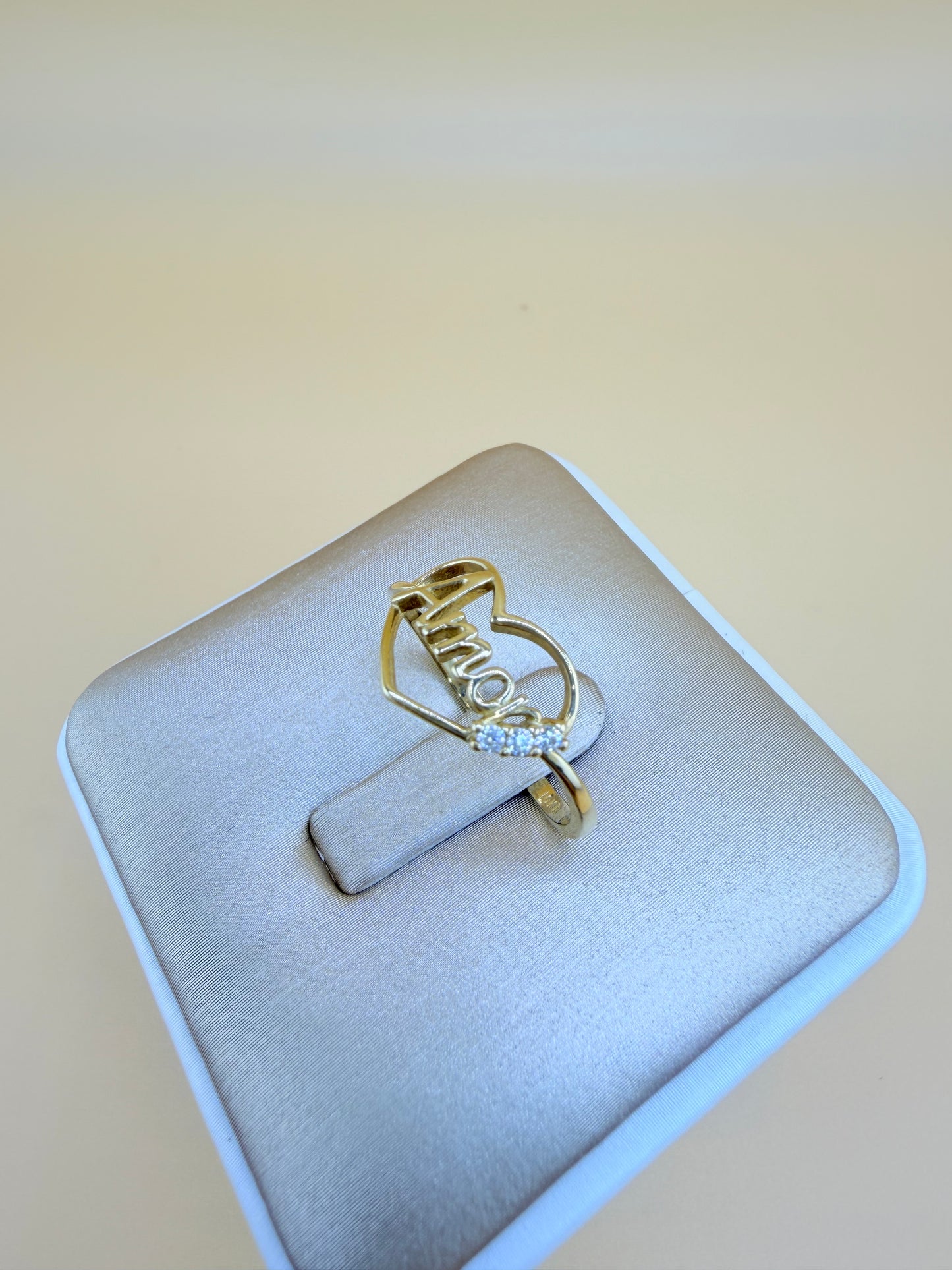 10kt Gold Ring, size 7”. r
