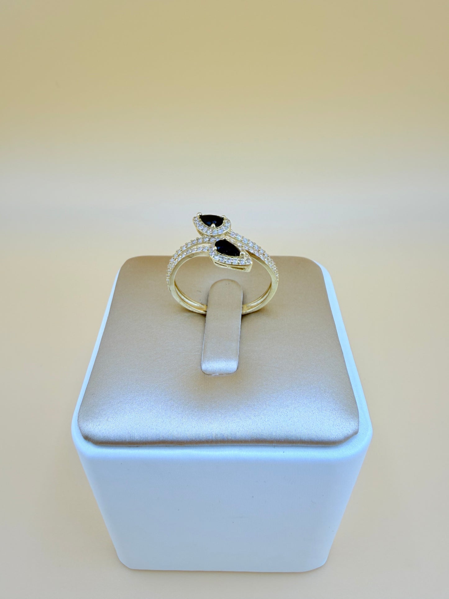 14kt Gold Ring, size 8.5”. r