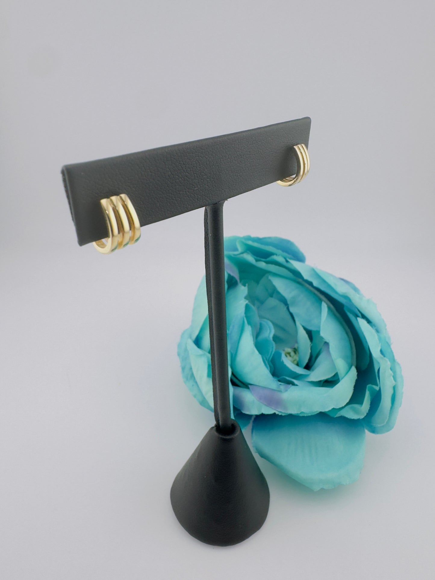 Solid earrings 14kt. e72