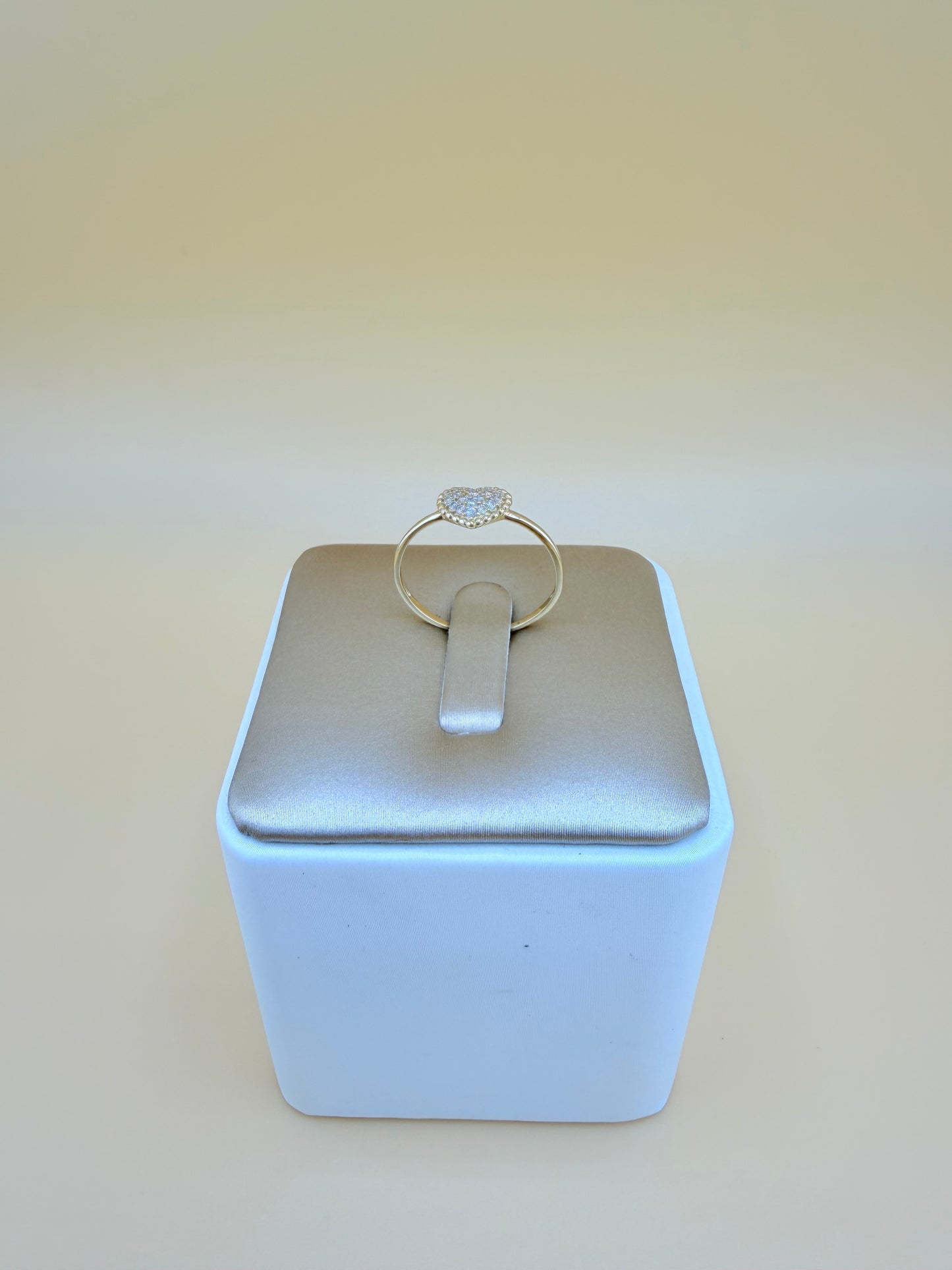 14kt Gold Ring, size 7”. r