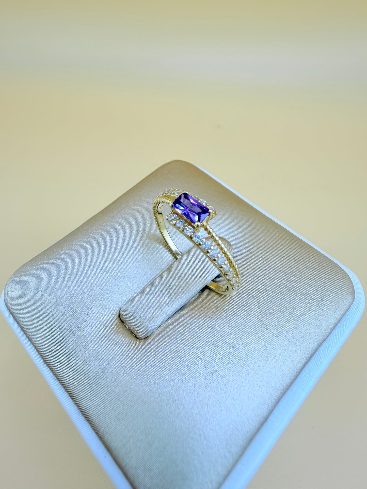 10kt Gold Ring, size 7”. r