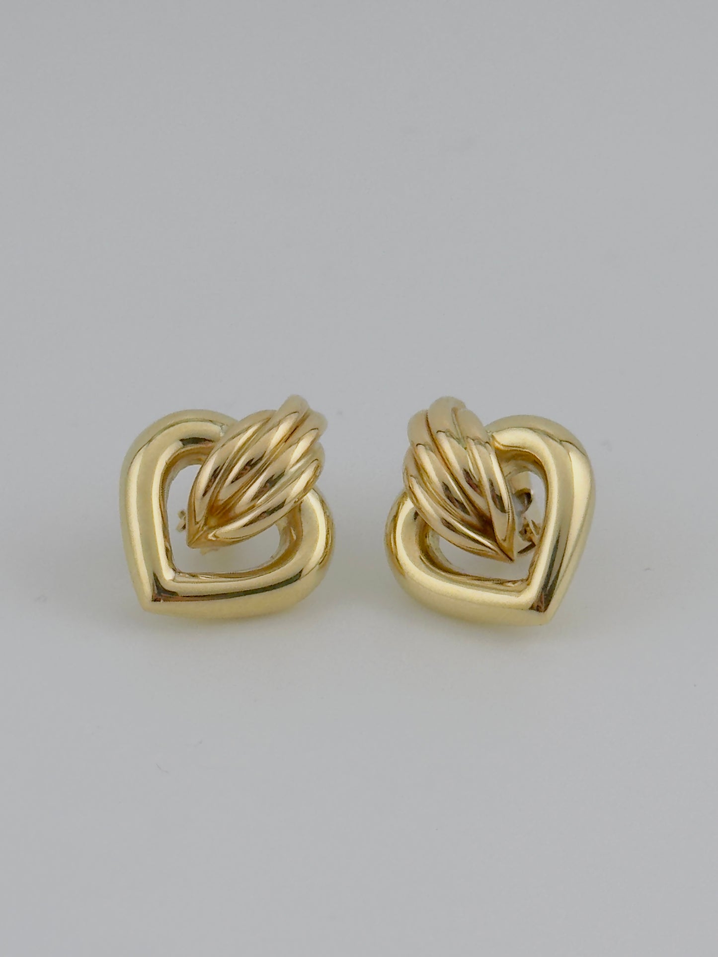 Aretes de corazón en 14kt. Con cierre Omega.