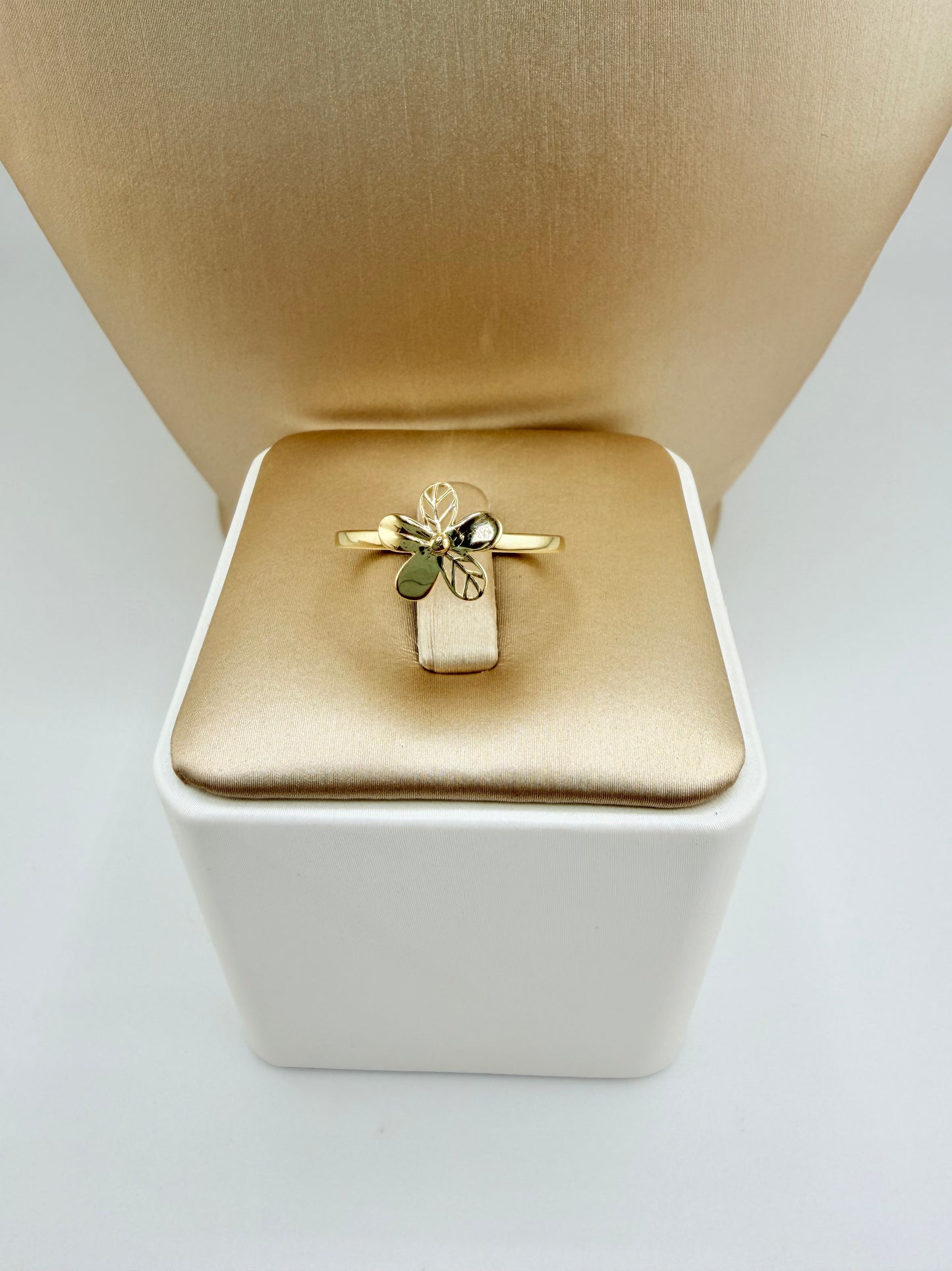 14kt Solid Gold Ring, size 8”. r