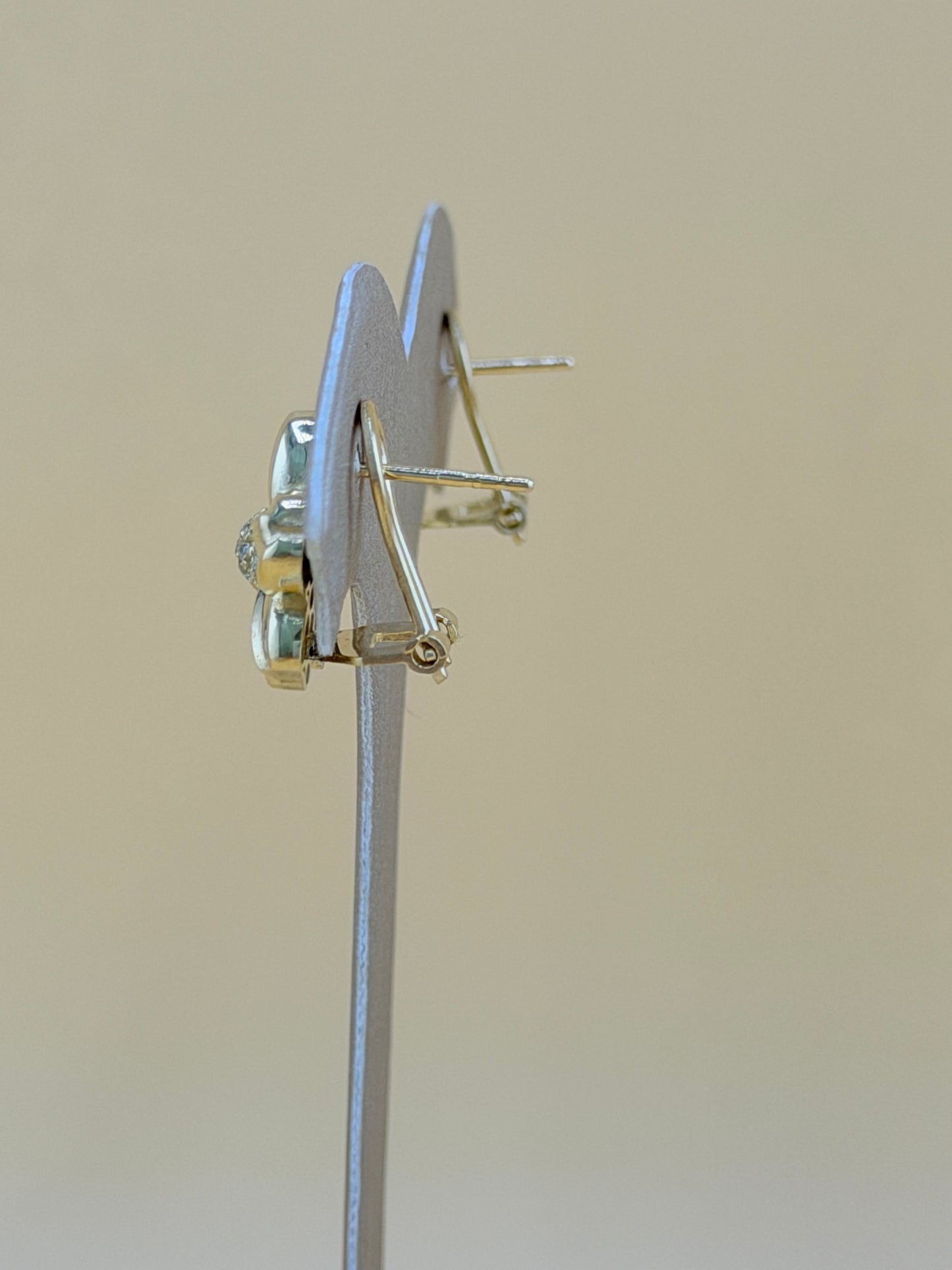10kt Gold Earrings, measuring 1.4cm in size.