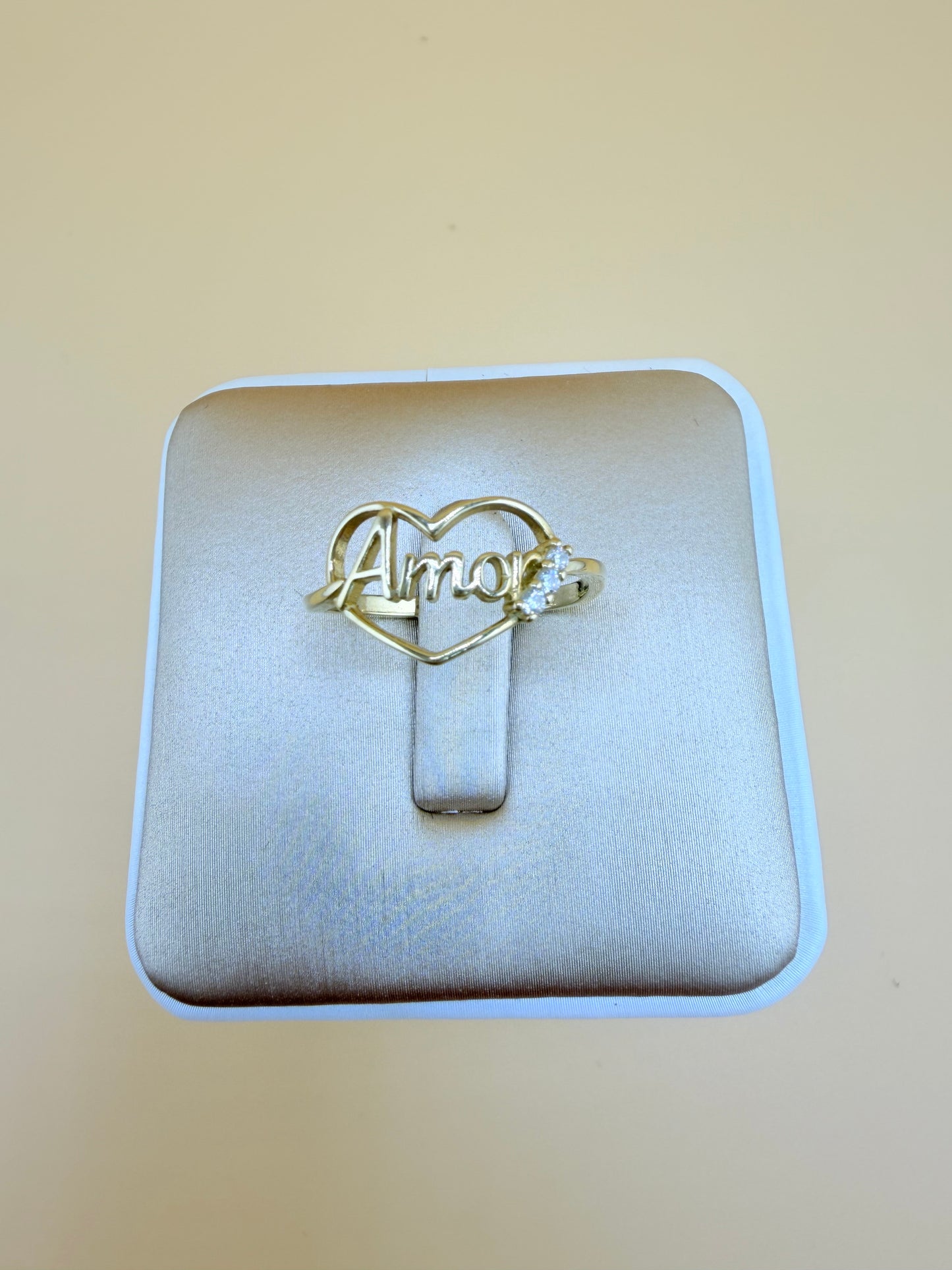 10kt Gold Ring, size 7”. r