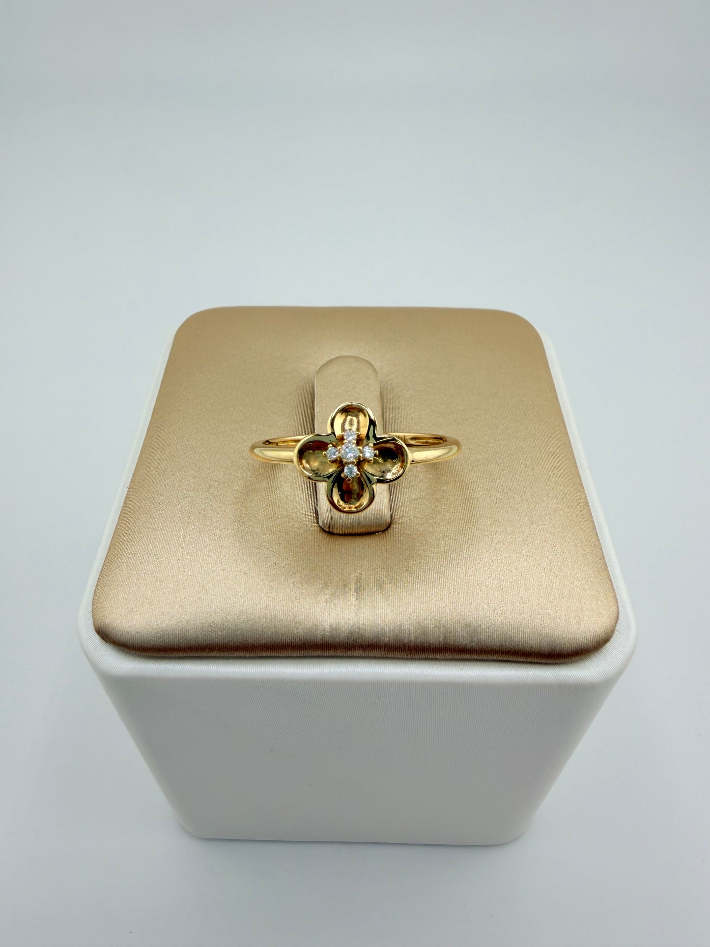 14kt Gold Ring, size 7”. r