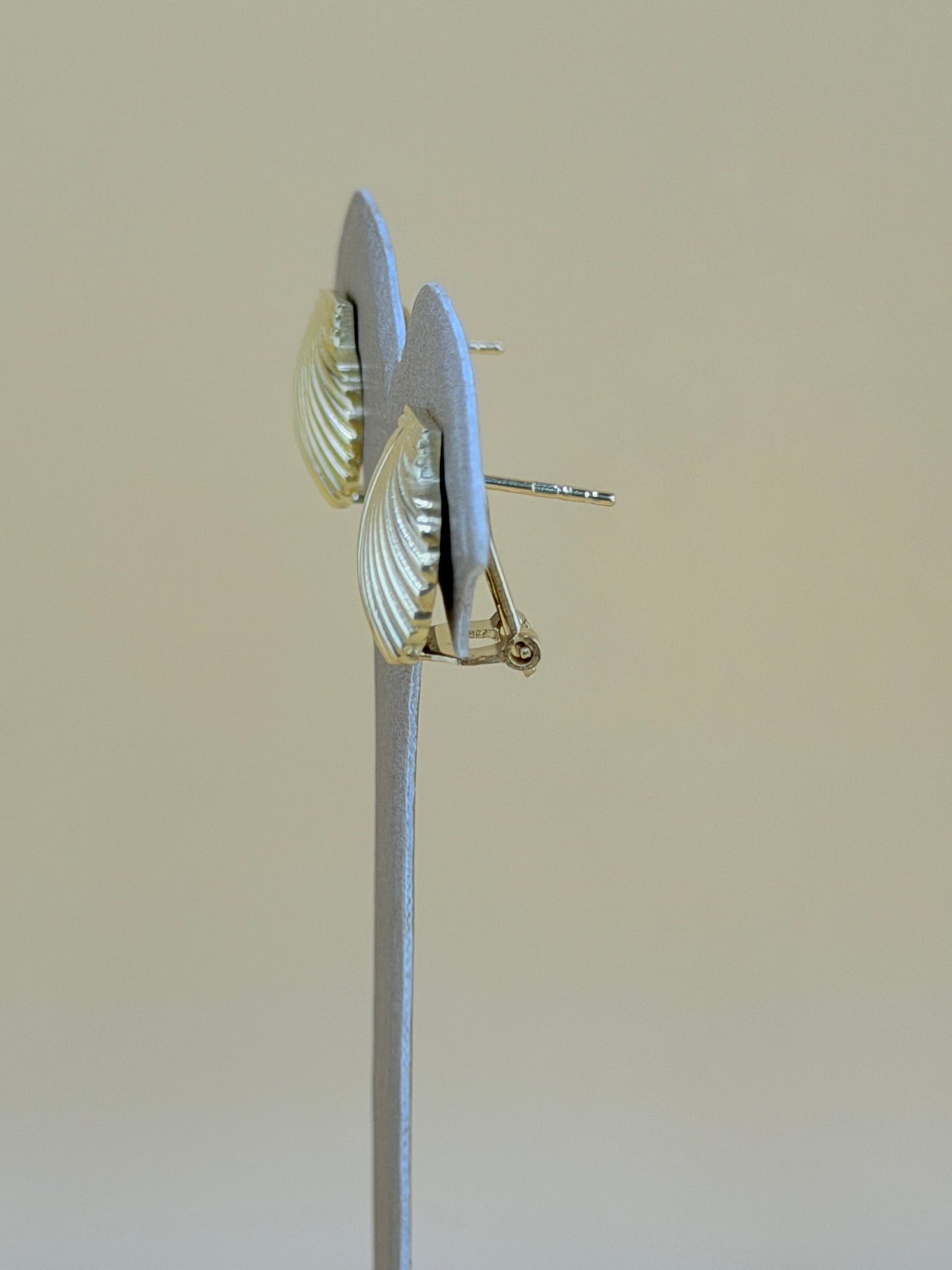 10kt Gold Earrings, measuring 1.4cm in size.