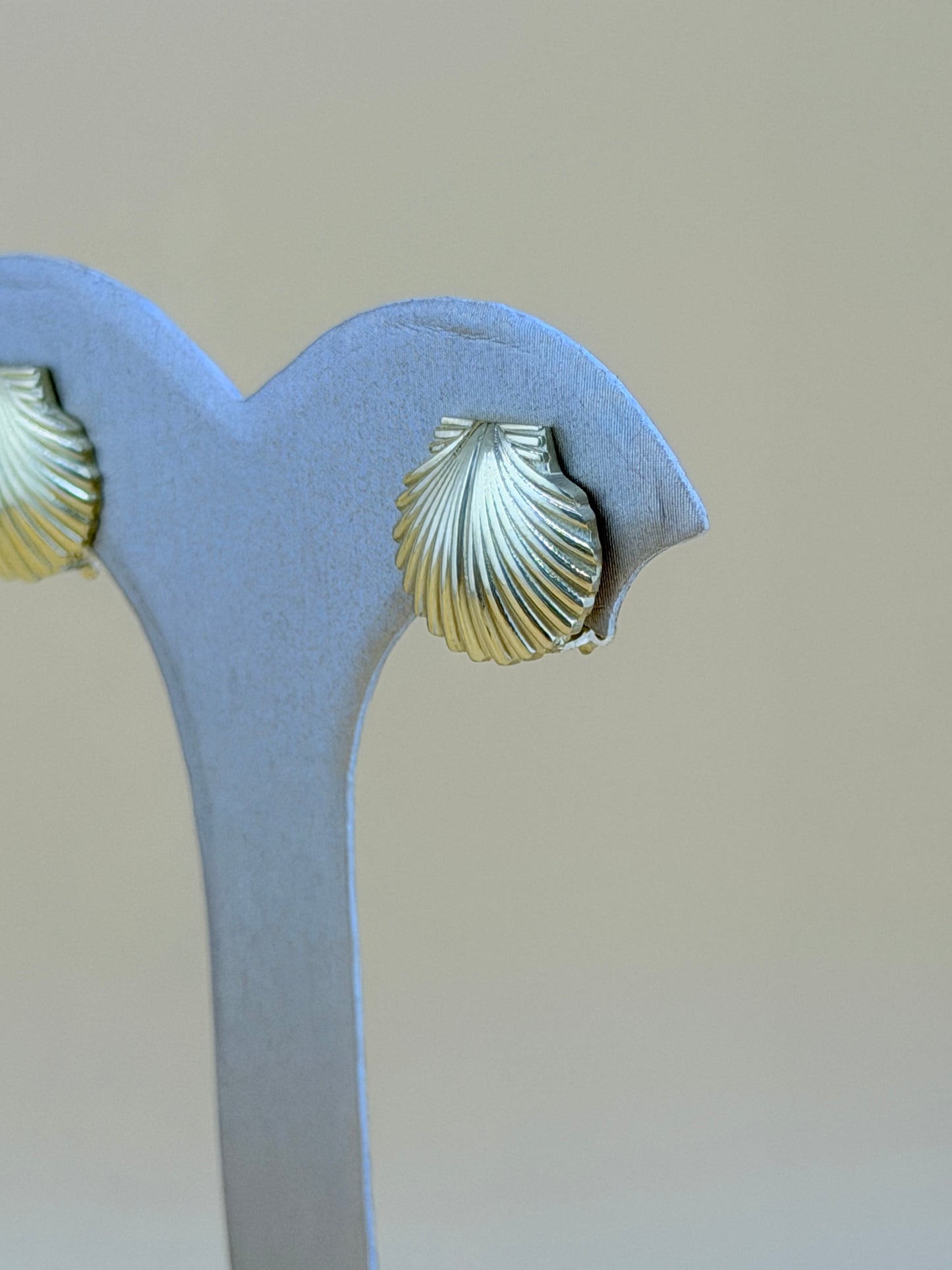 10kt Gold Earrings, measuring 1.4cm in size.