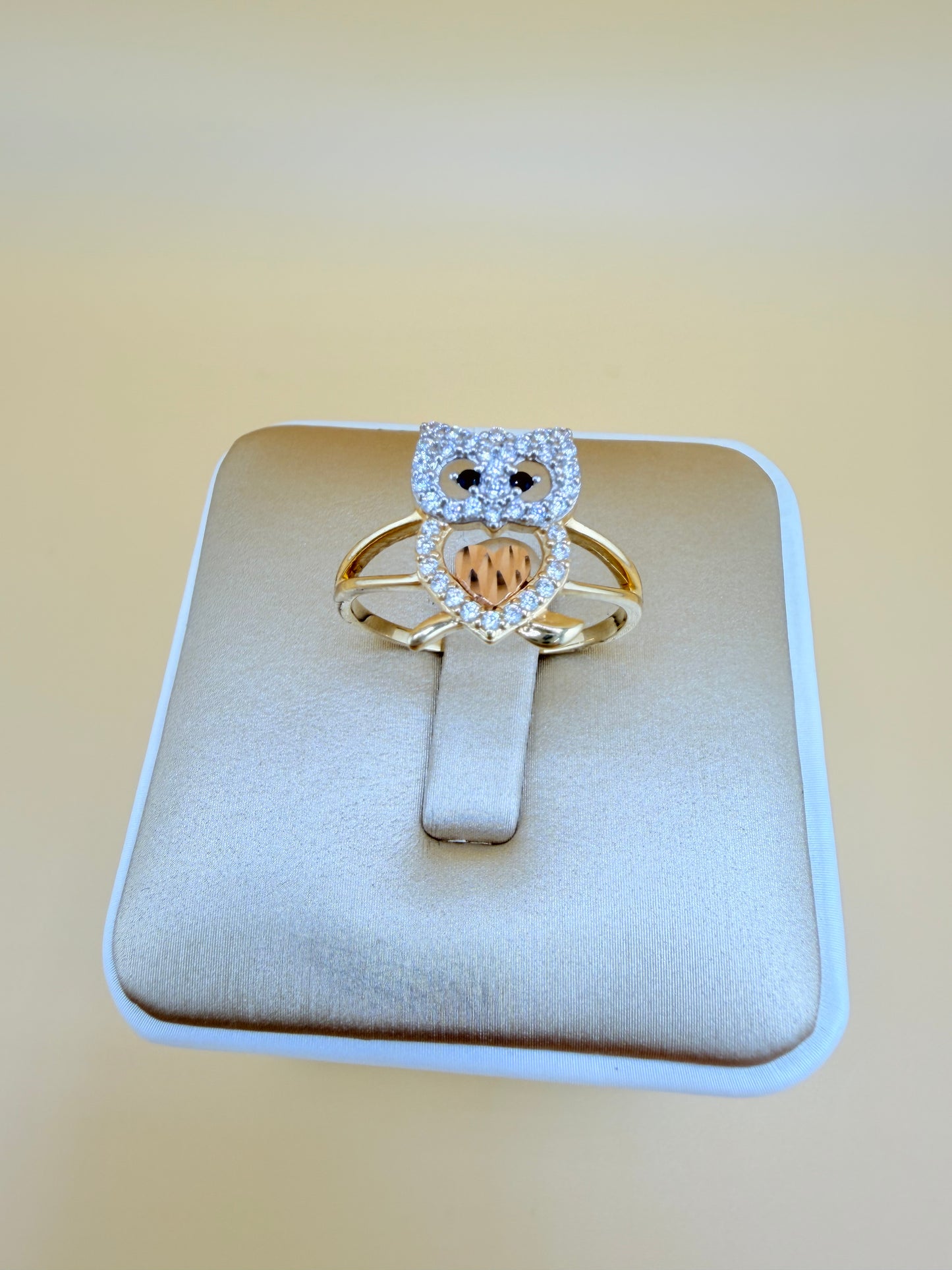 14kt Gold Ring. Size 8”, r