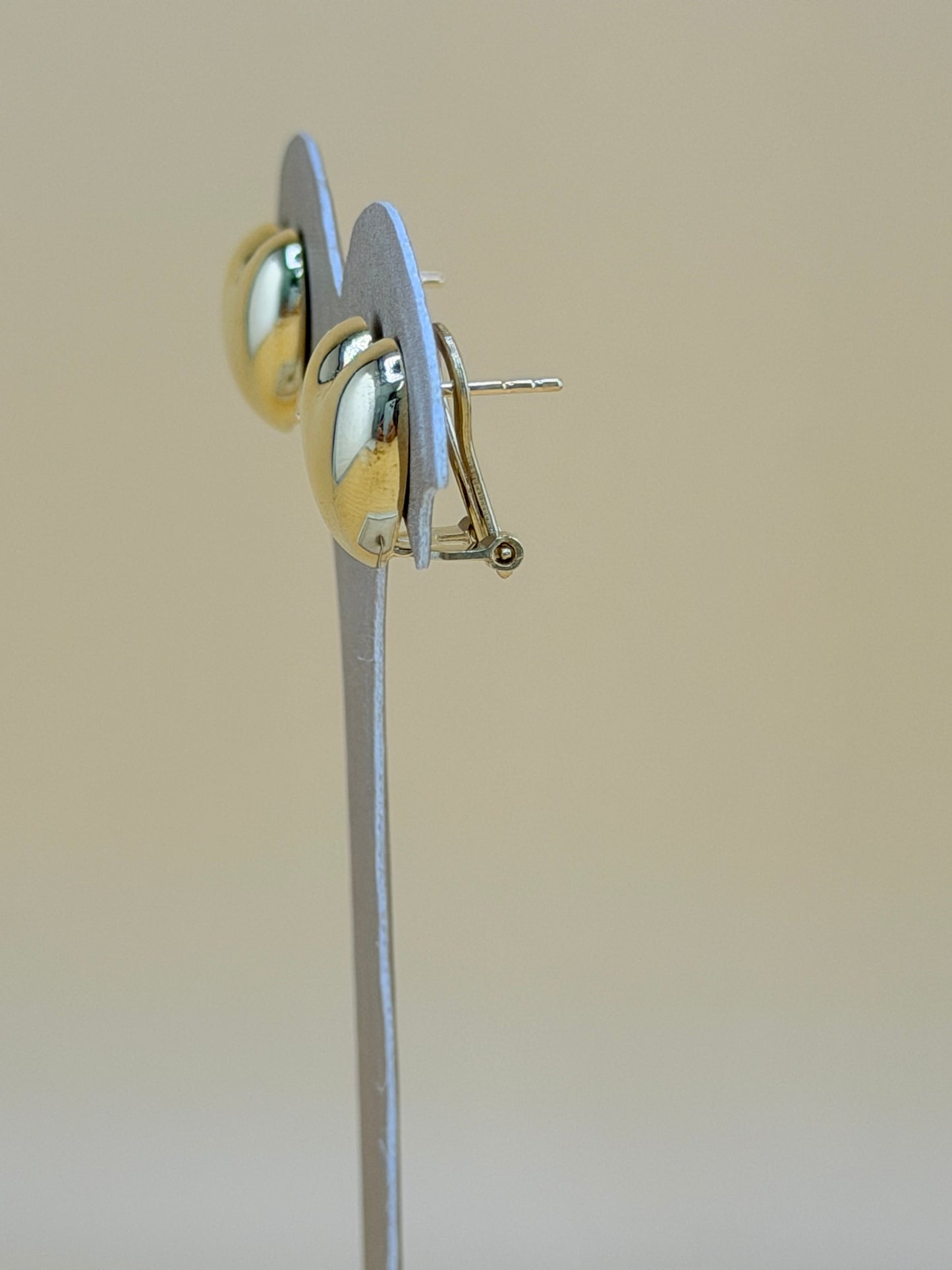 10kt Gold Earrings. Measuring 1.4cm in size.