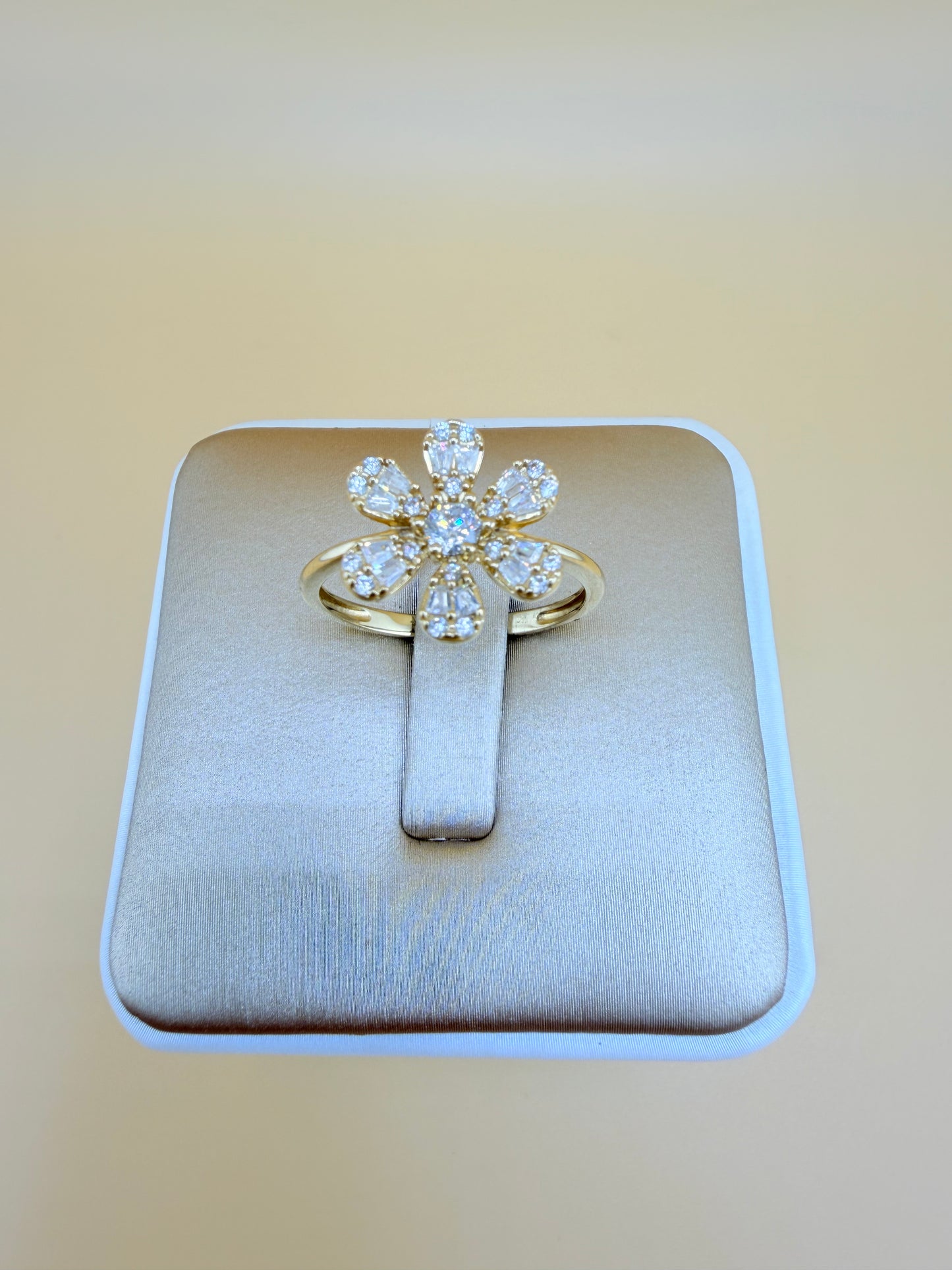 14kt Gold Ring, size 8”. r