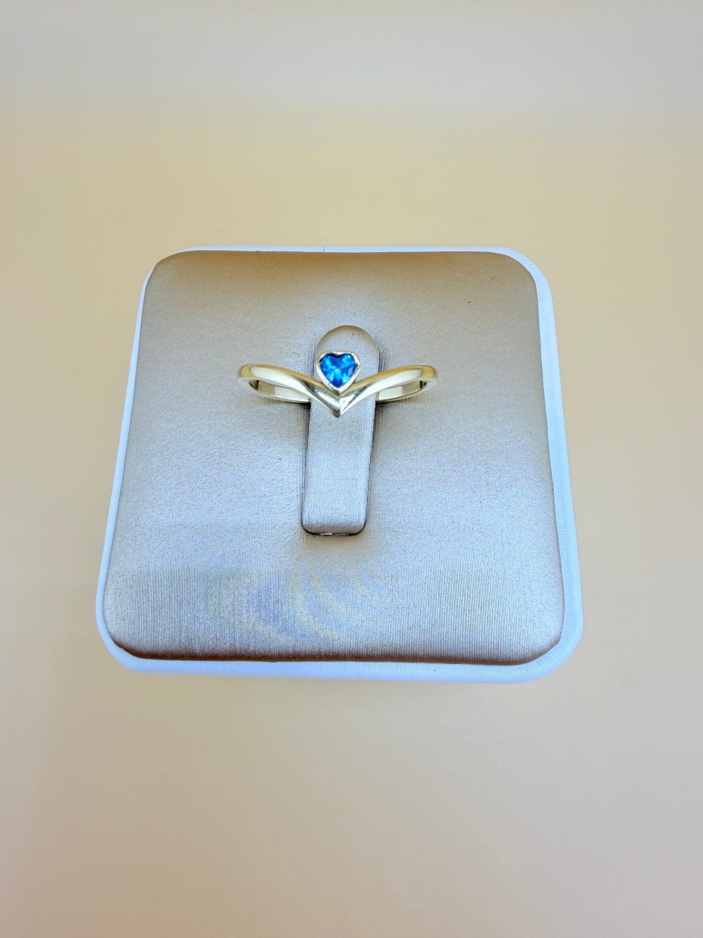 14kt Gold Ring, size 7”. r