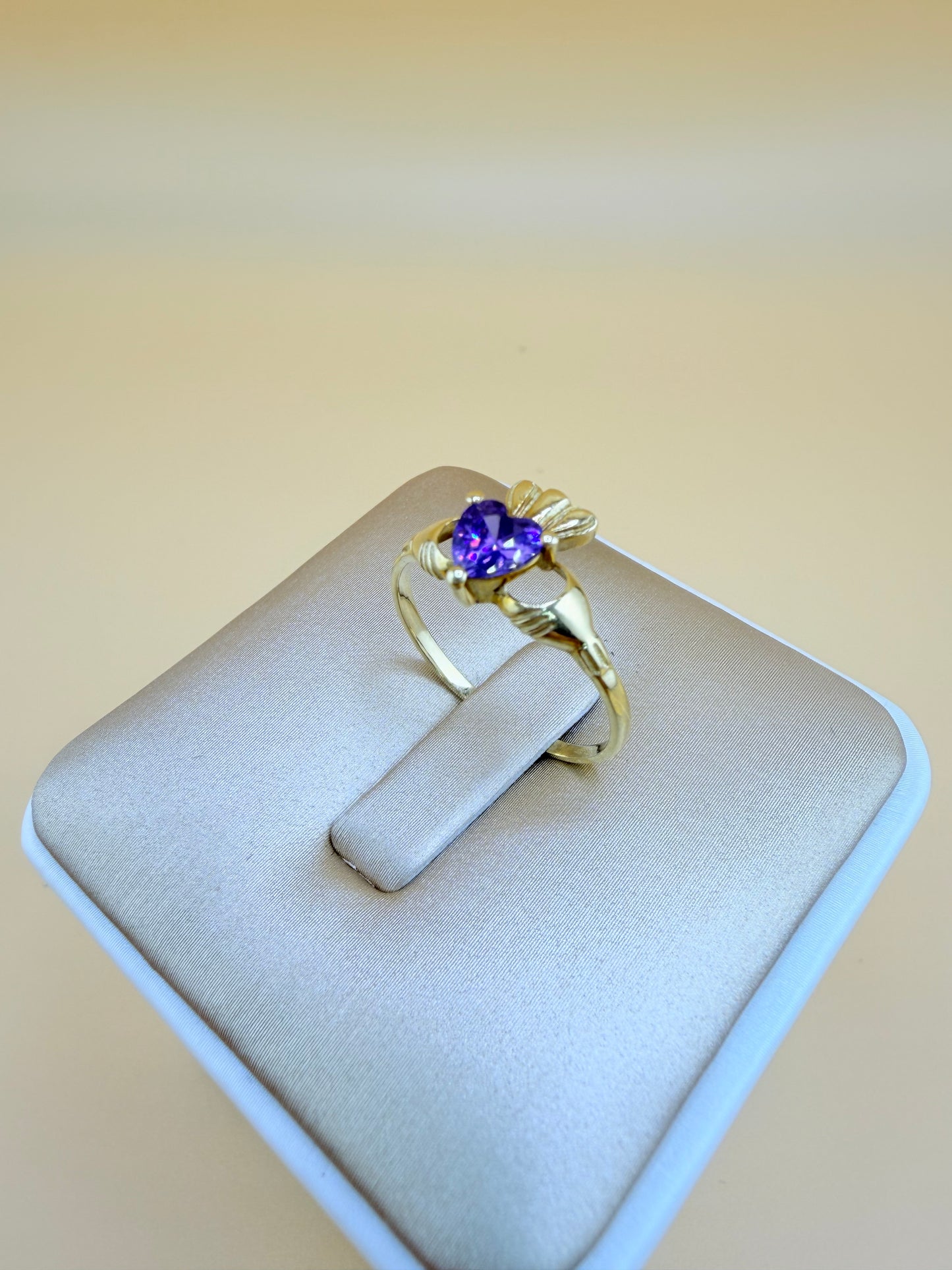 10kt Gold Ring, size 7”. r