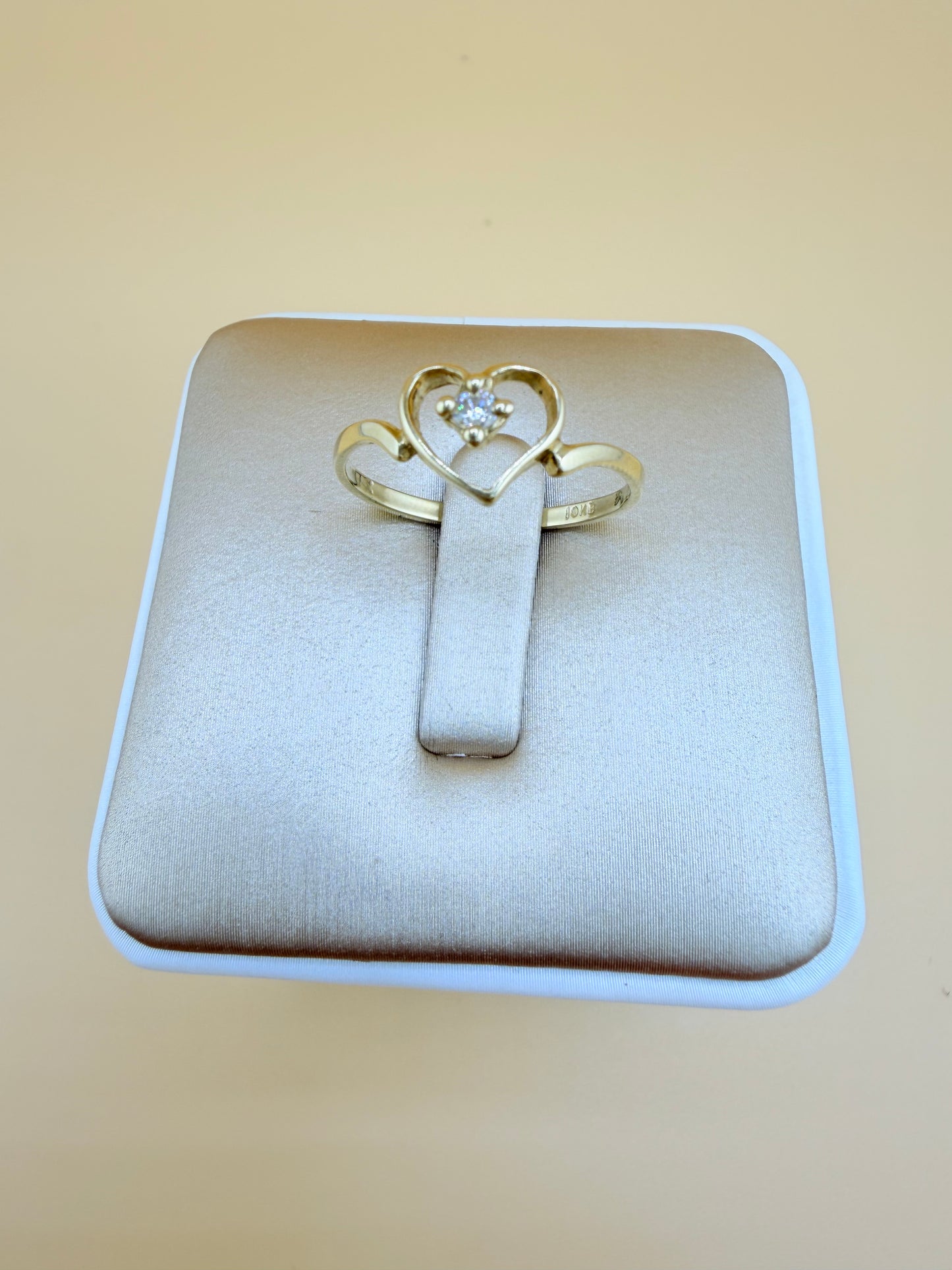 10kt Solid Gold Ring, size 8”. r