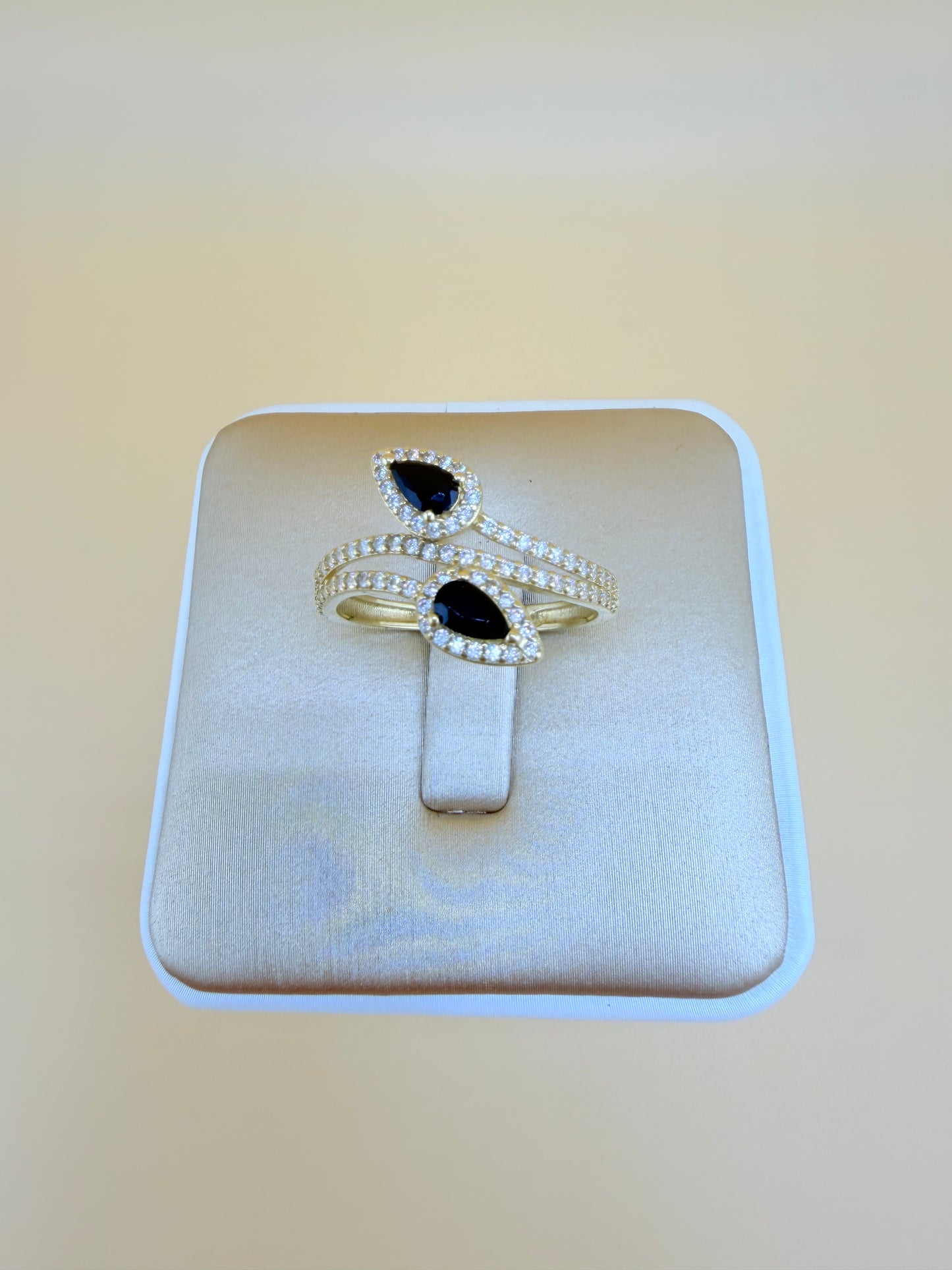 14kt Gold Ring, size 8.5”. r