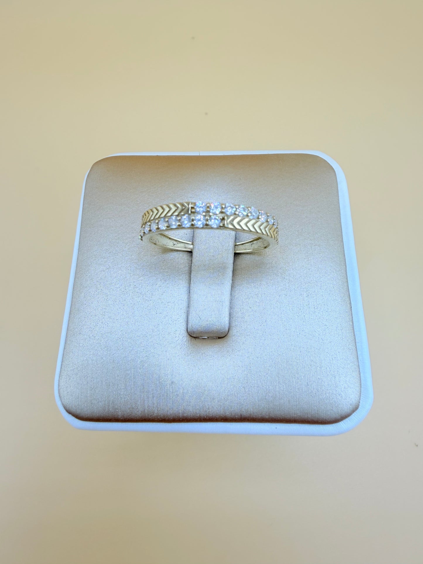 10kt Gold Ring, size 8”. r