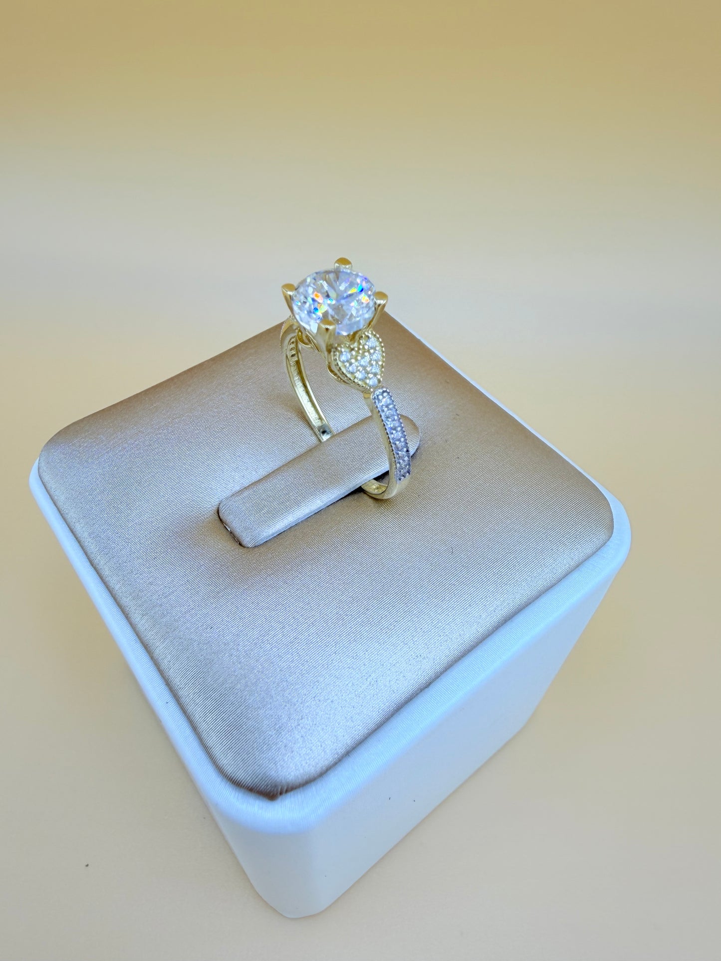 14kt Gold Ring, size 7”. r