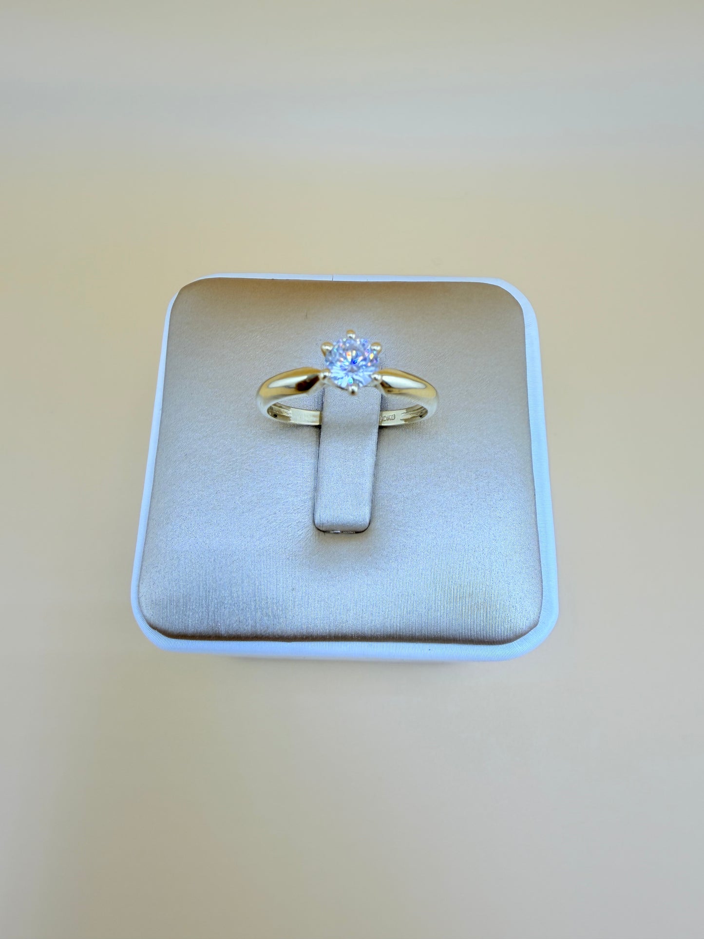 10kt Gold Ring, size 7.5”, r