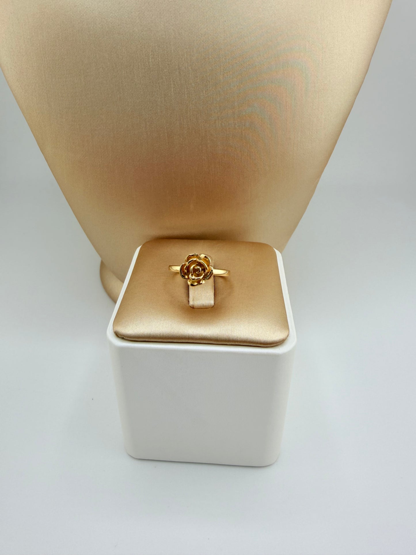 14kt Solid Gold Ring. Size 6”. r