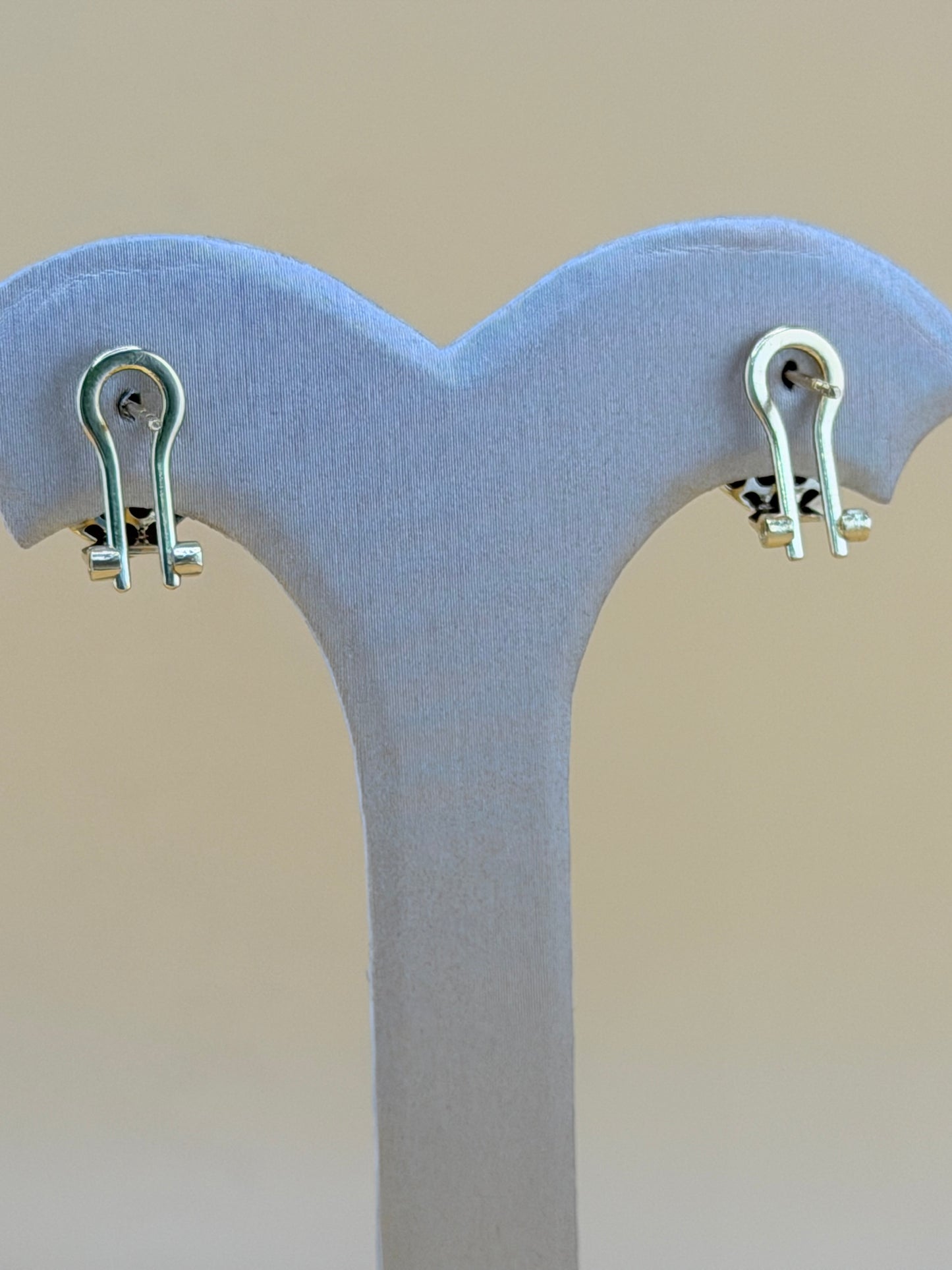 10kt Gold Earrings. Measuring 1.4cm in size.