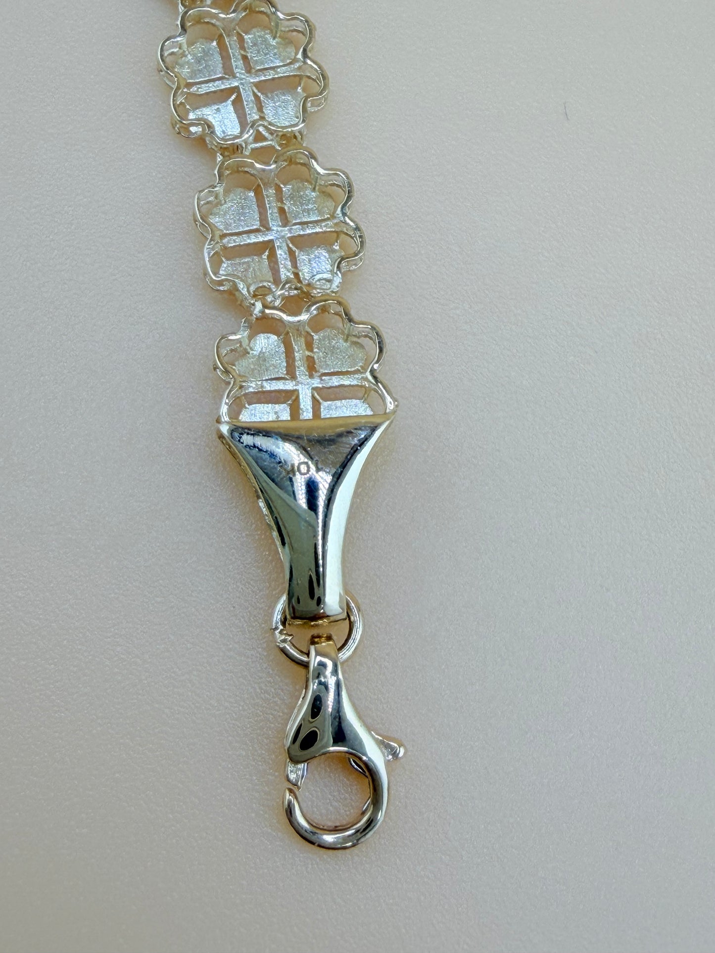 10kt Gold Bracelet, size 7”. 7.5mm Clover.
