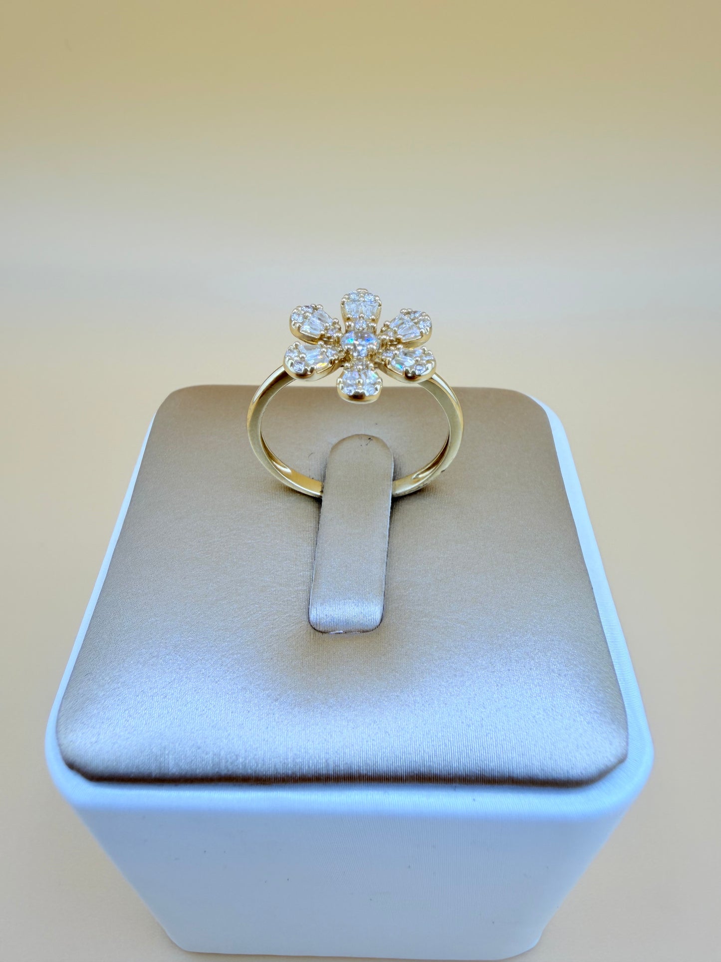 14kt Gold Ring, size 8”. r