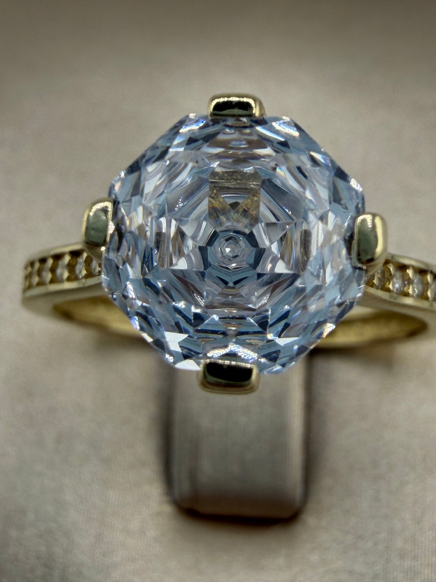 14kt Gold Ring with Clear Stone, Size 7. r