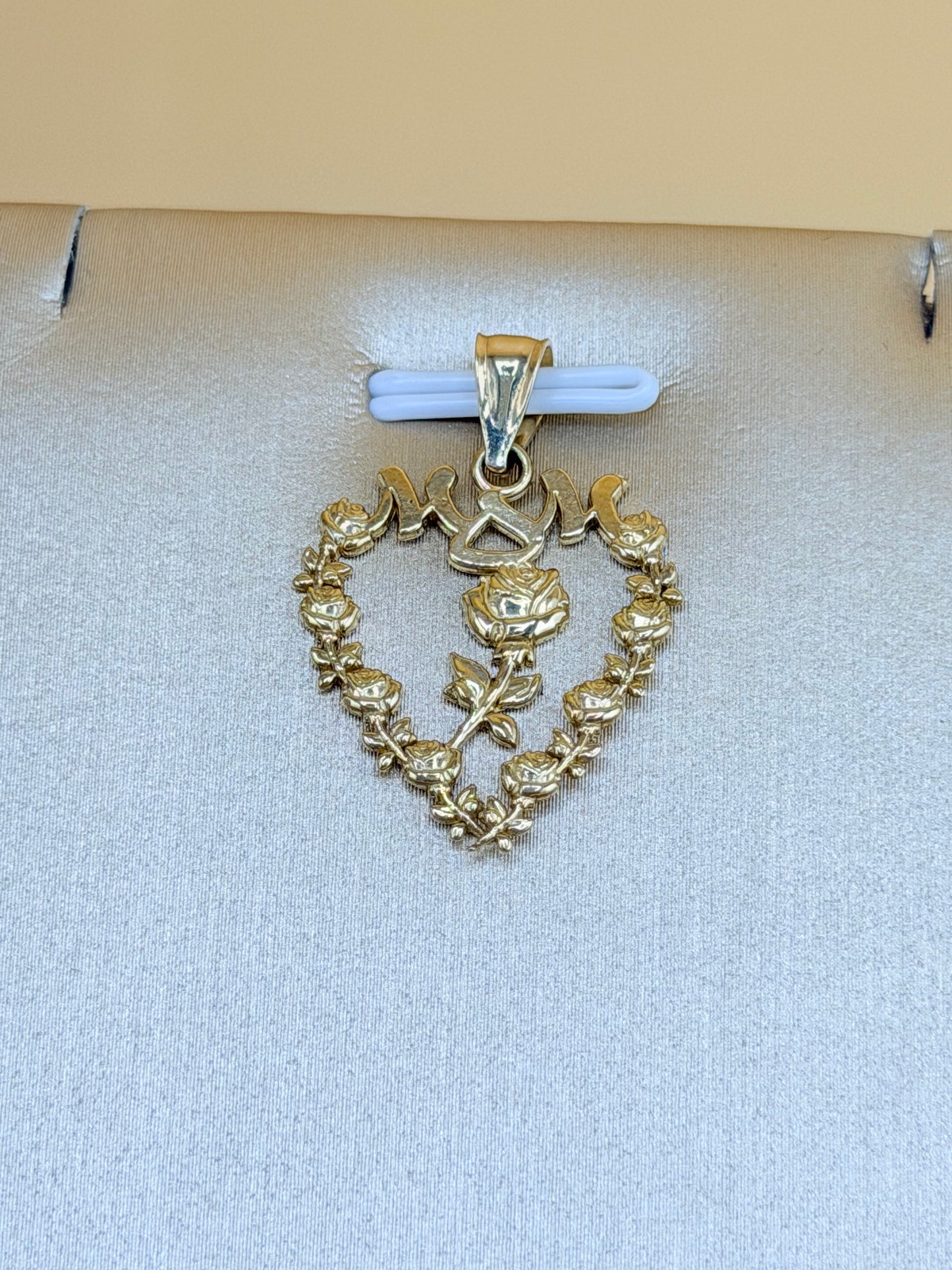Solid Gold “MOM” Pendant with Roses and Hearts, Fits Chains Up to 3mm Thick. ch