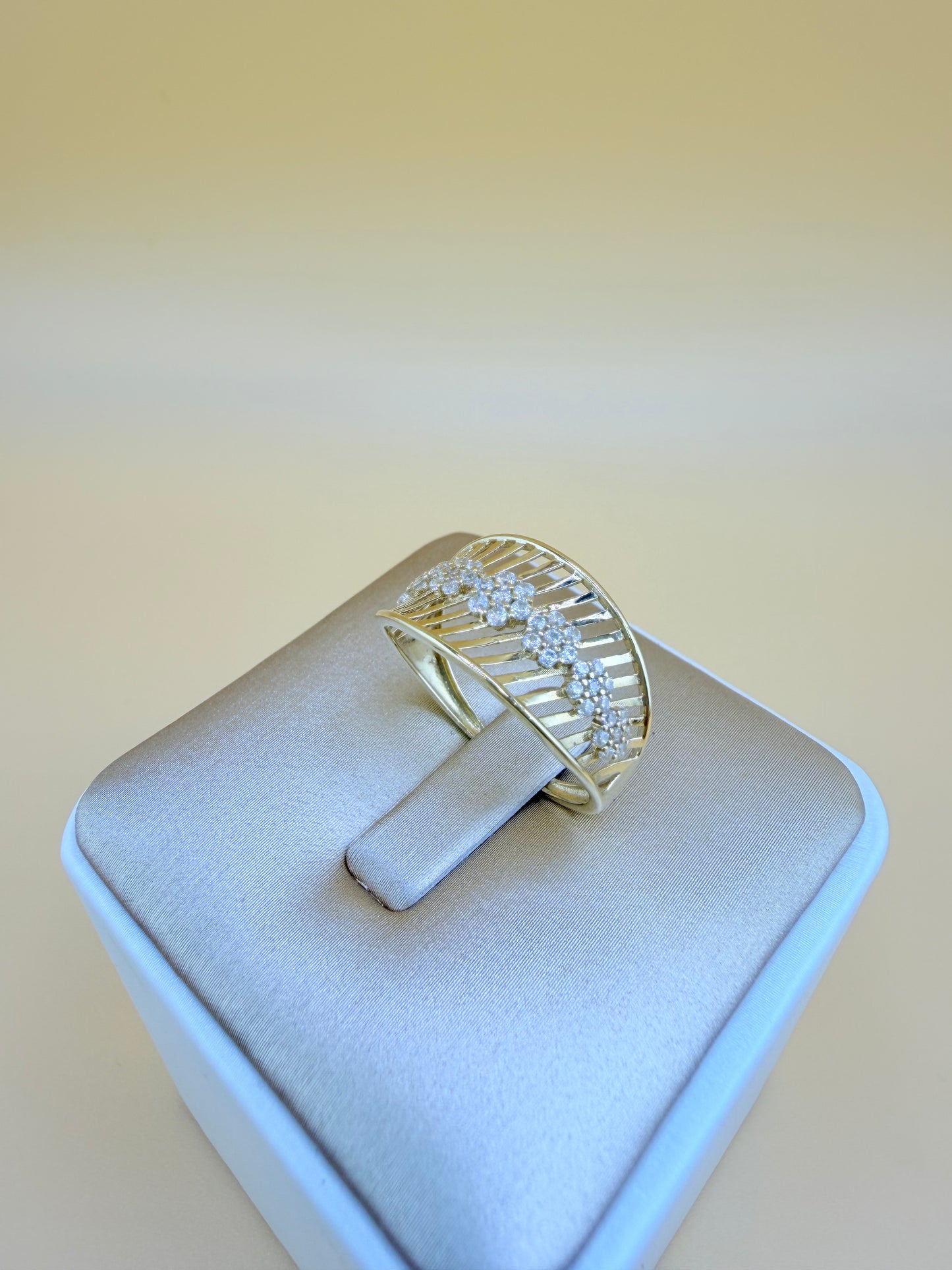 10kt Gold Ring, size 9”. r