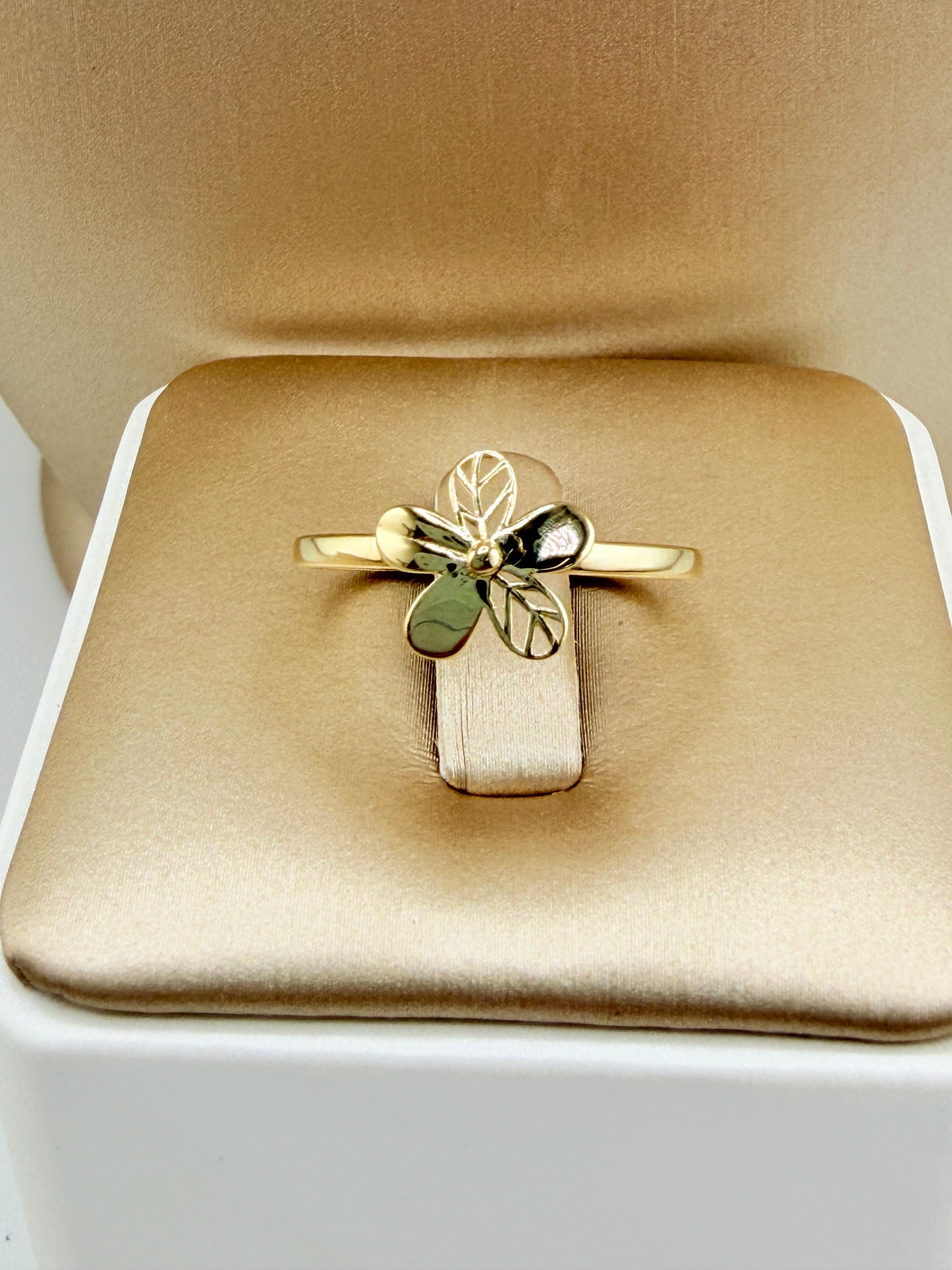 14kt Solid Gold Ring, size 8”. r