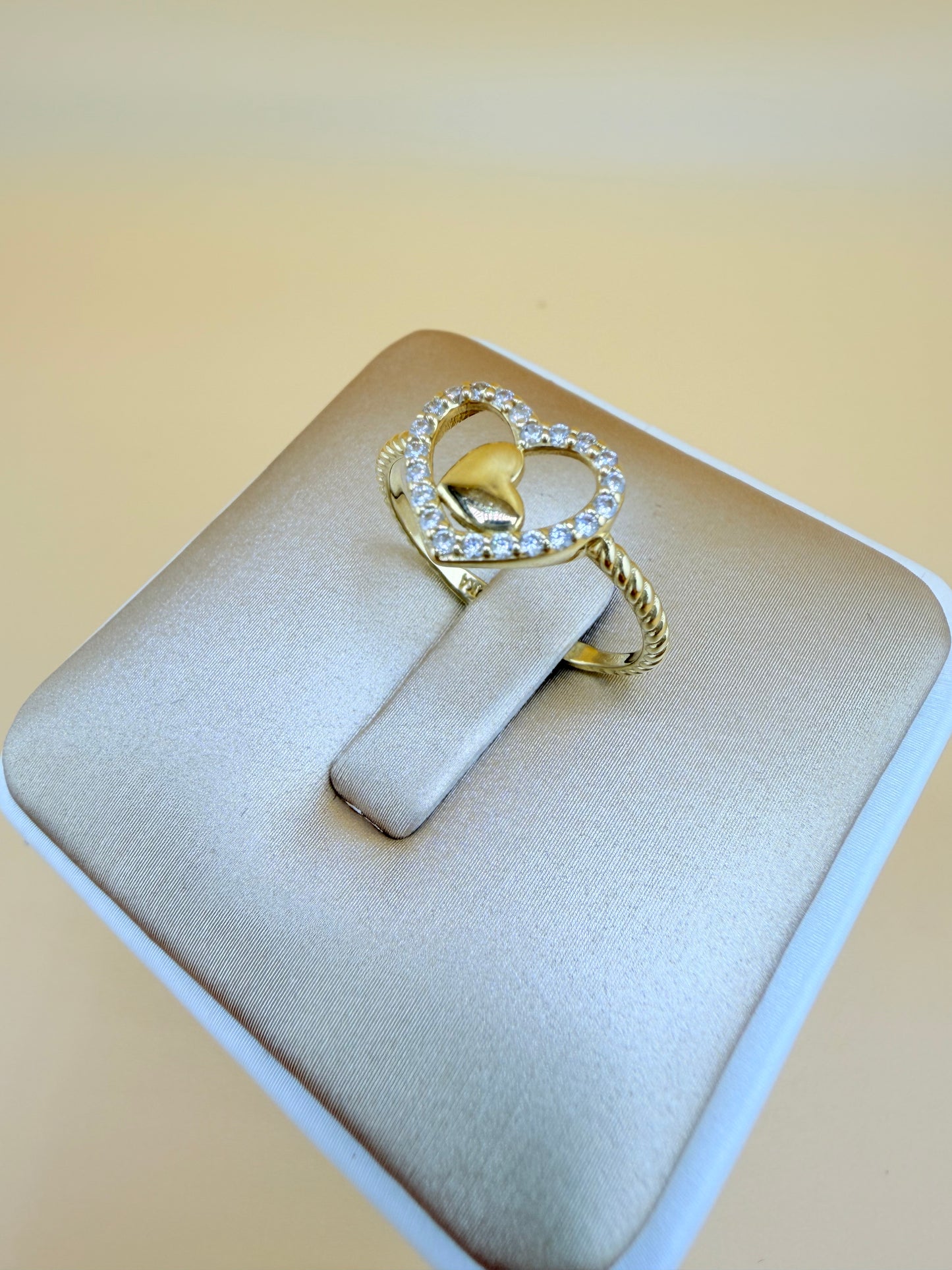 10kt Solid Gold Ring, size 7.5”. r