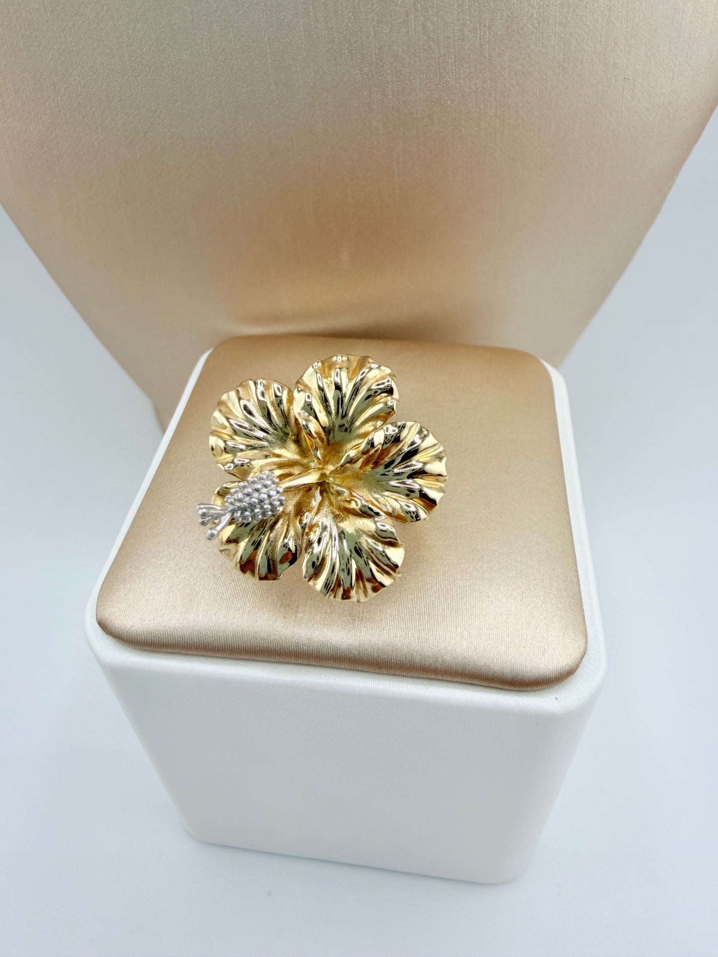 14kt Solid Gold Ring. Size 7”. r