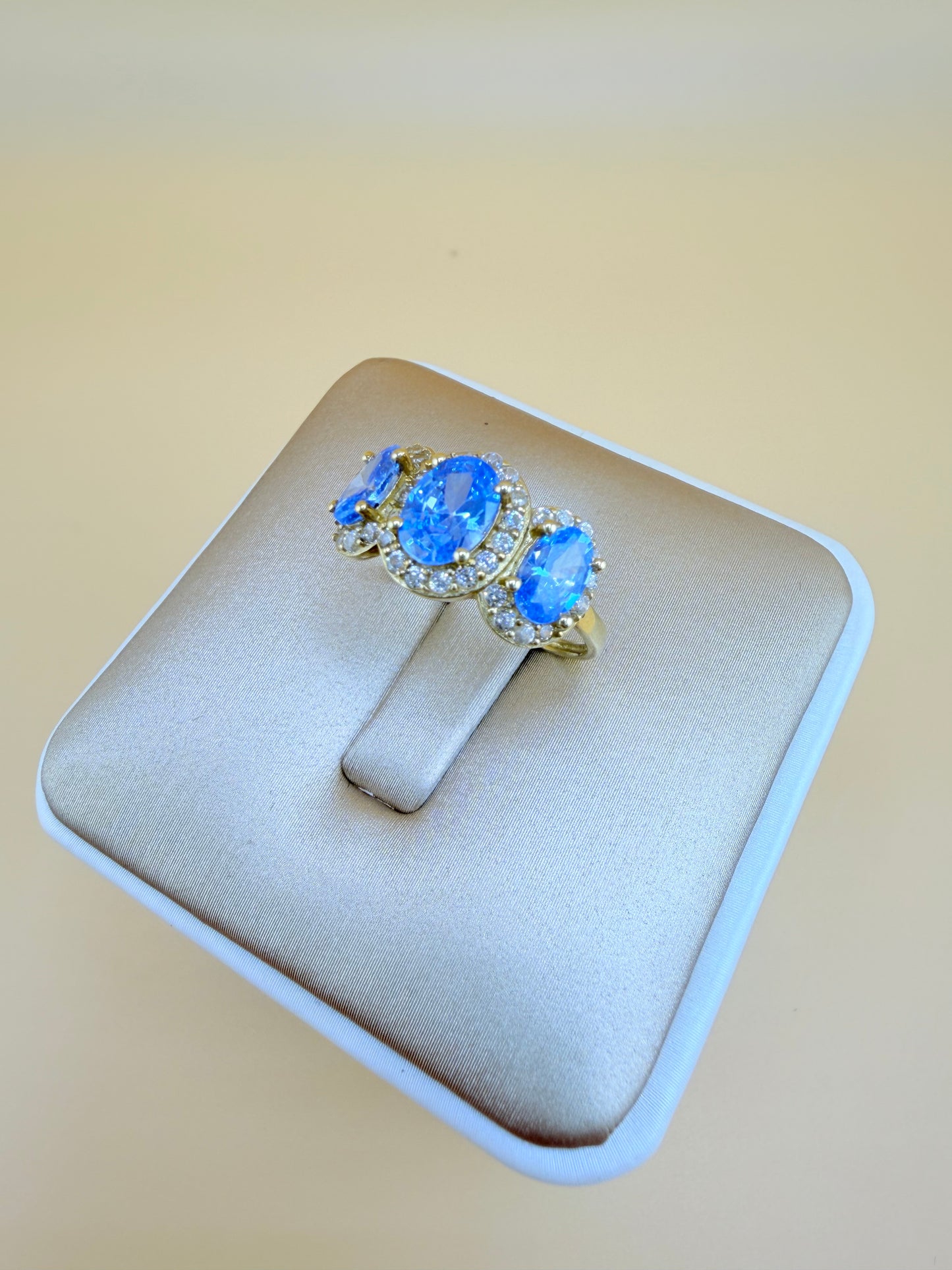 10kt Gold Ring, size 7”. r