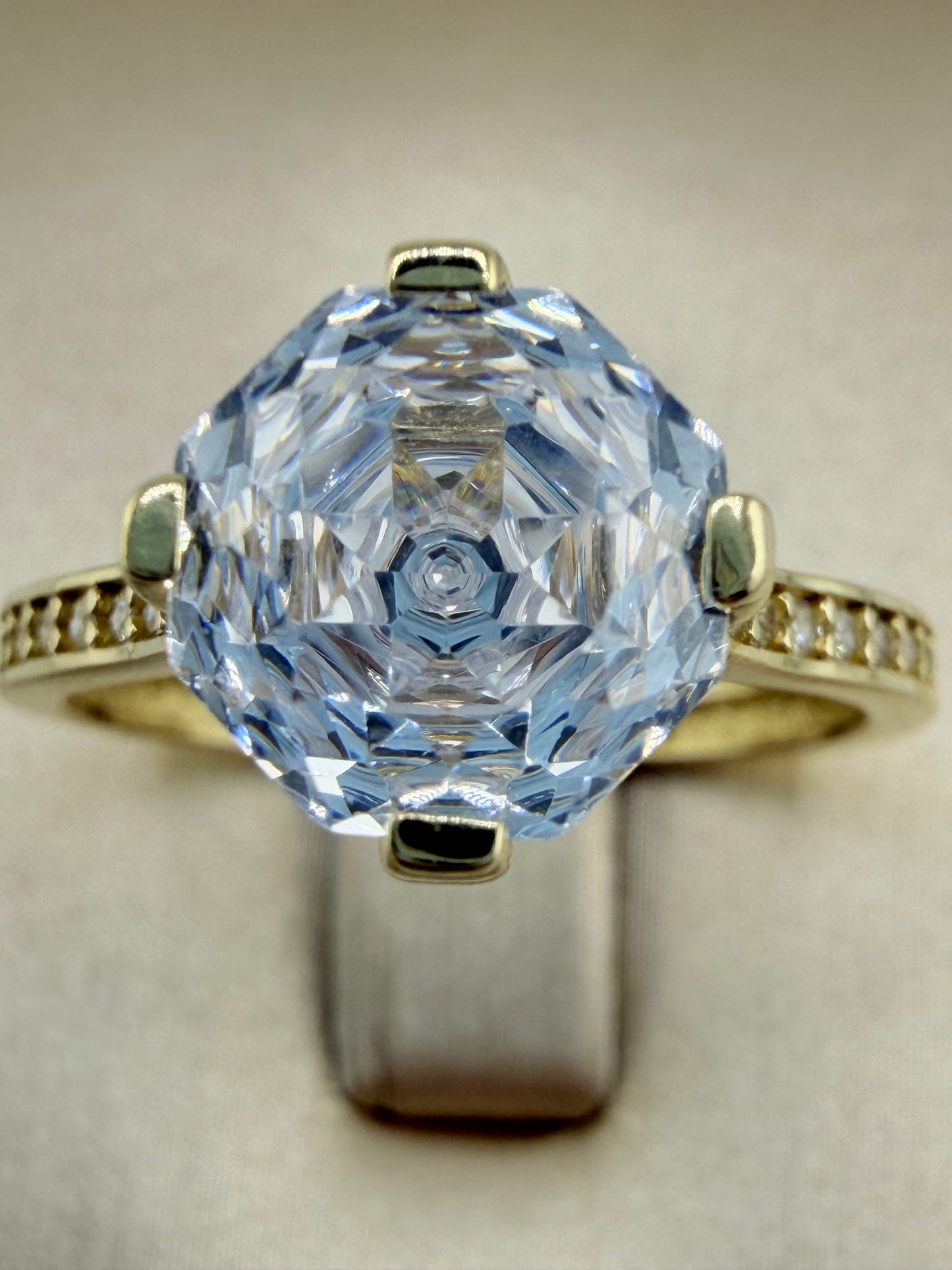 14kt Gold Ring with Clear Stone, Size 7. r