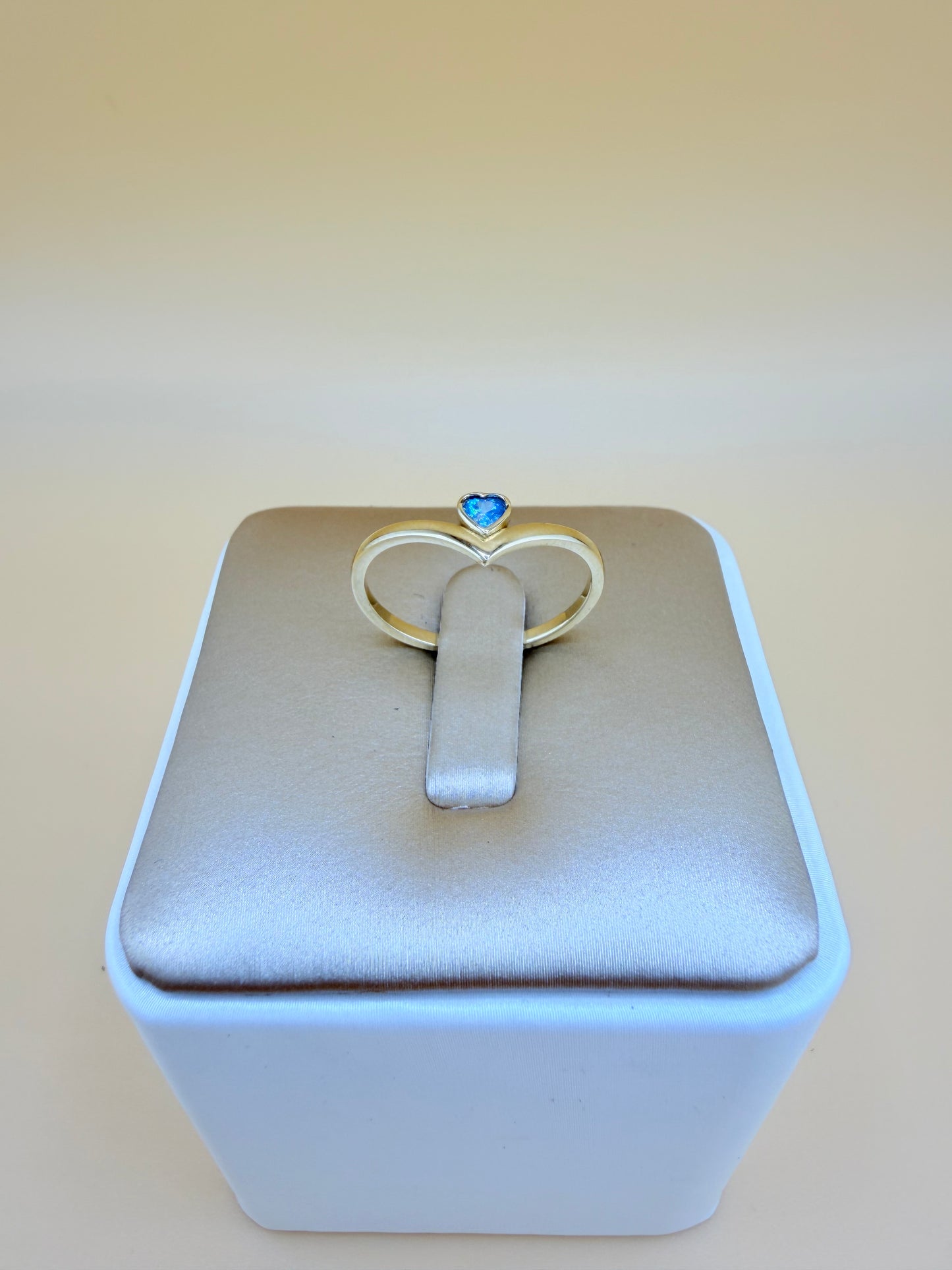 14kt Gold Ring, size 7”. r