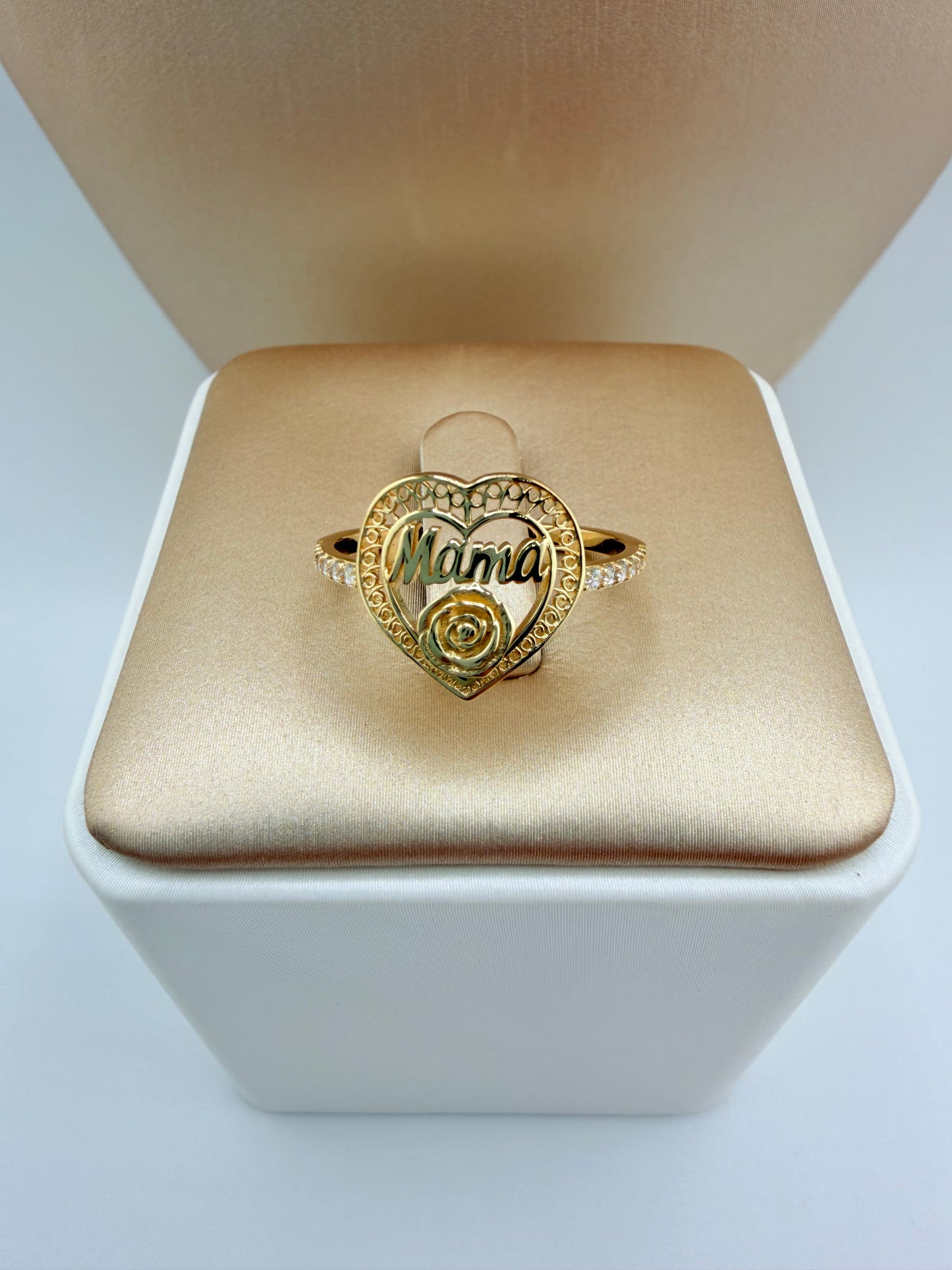 14kt Gold Ring. Size 7”. r