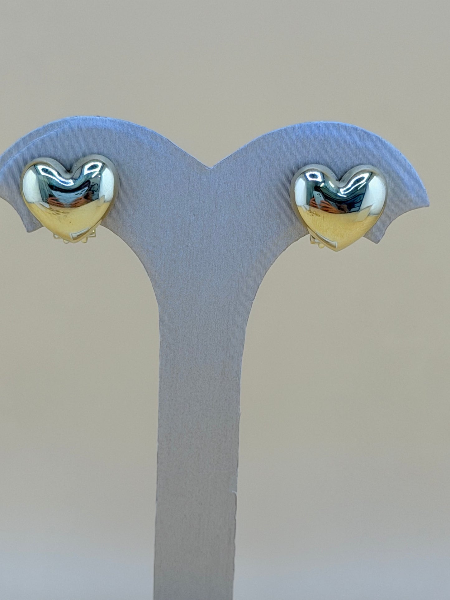 10kt Gold Earrings. Measuring 1.4cm in size.