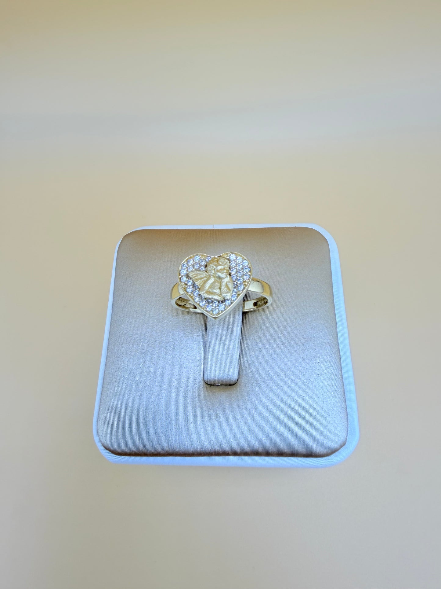 14kt Gold Ring, size 7”. r