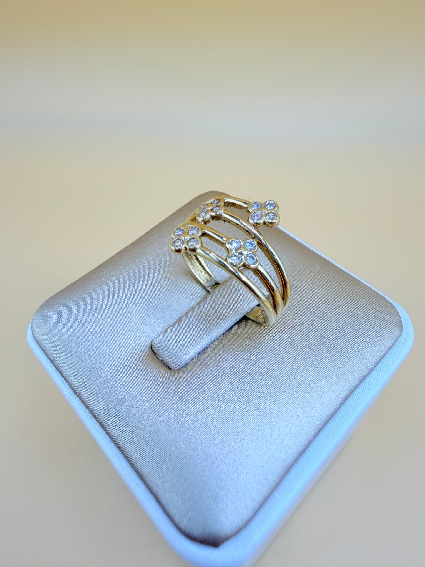10kt Gold Ring, size 8.5”. r
