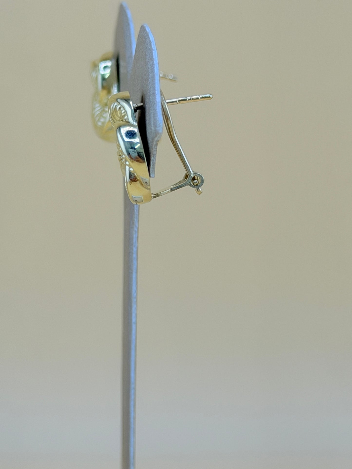 10kt Gold Earrings. 1.5cm.