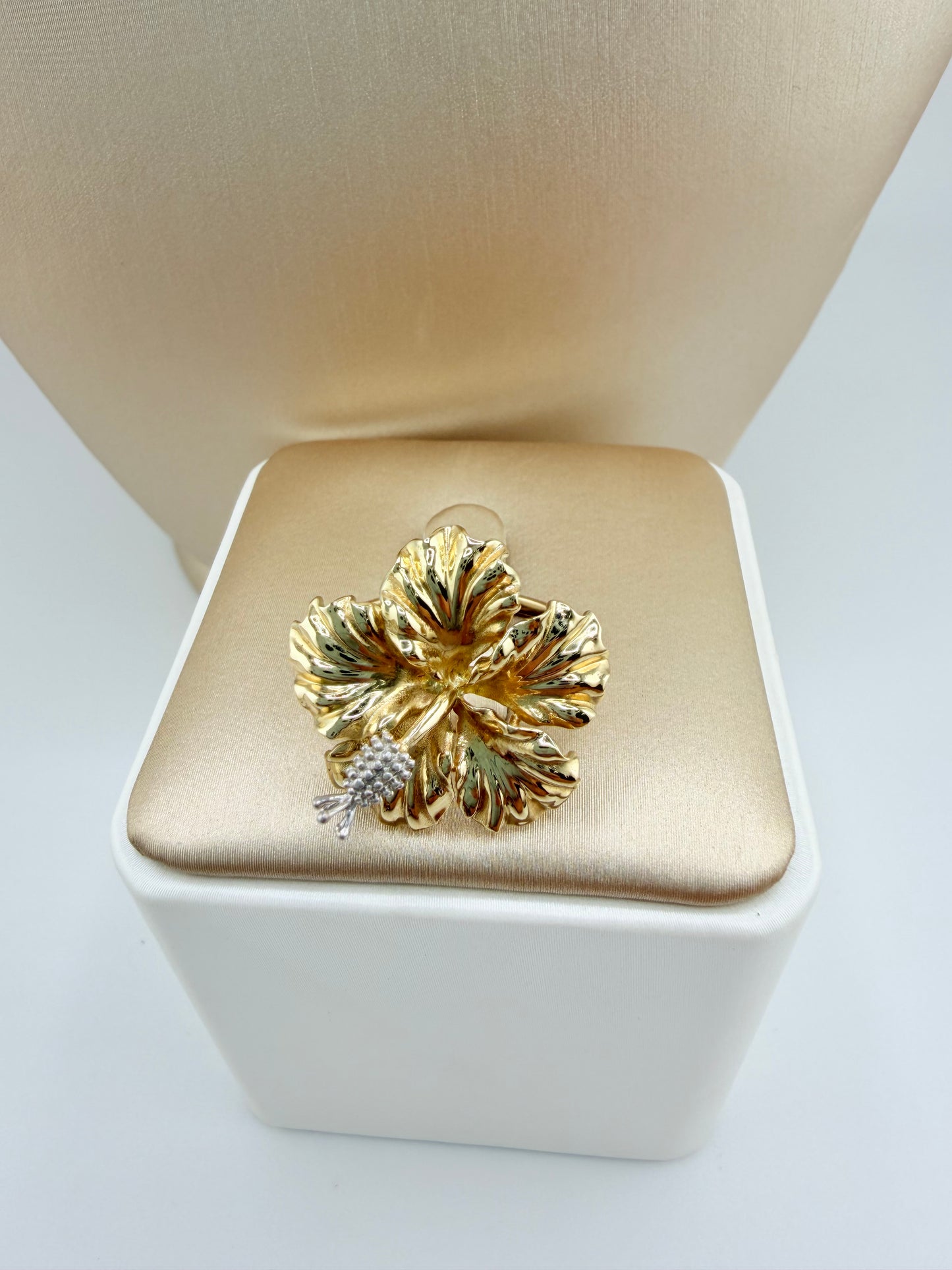 14kt Solid Gold Ring. Size 7”. r