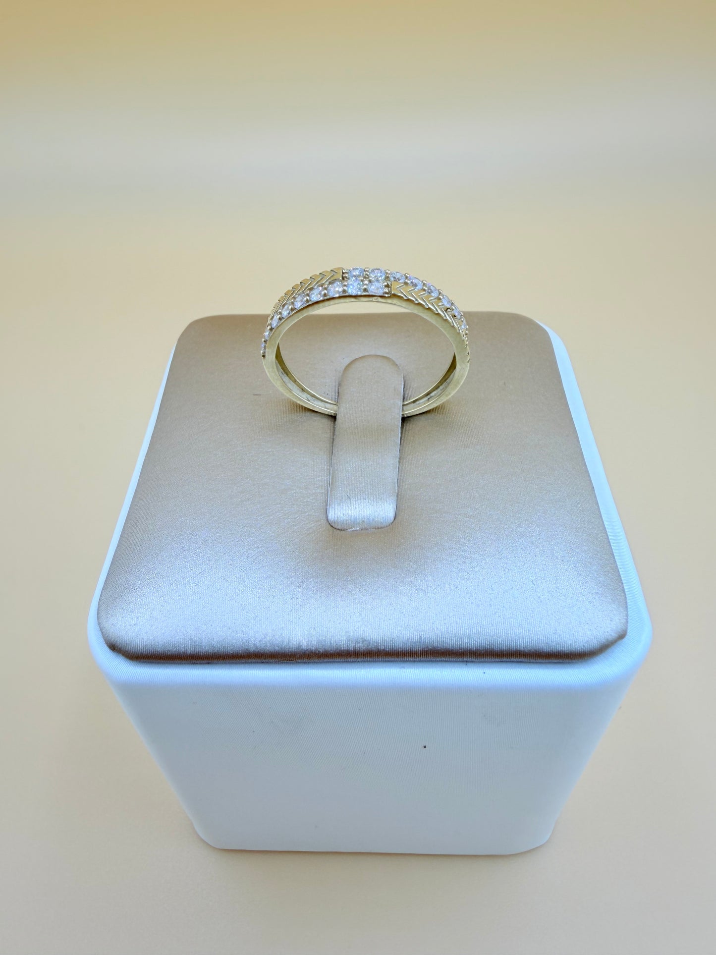 10kt Gold Ring, size 8”. r
