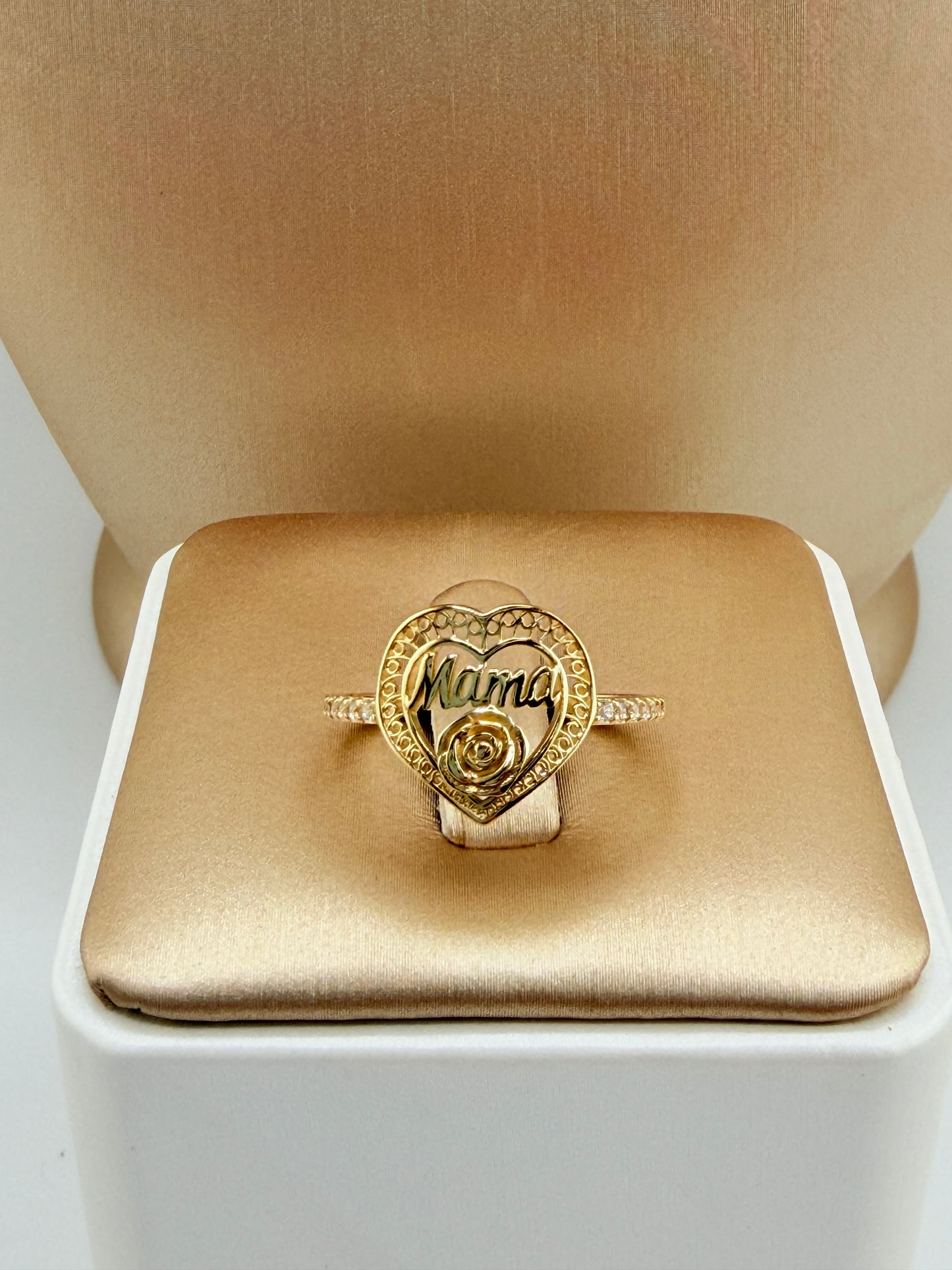 14kt Gold Ring. Size 7”. r