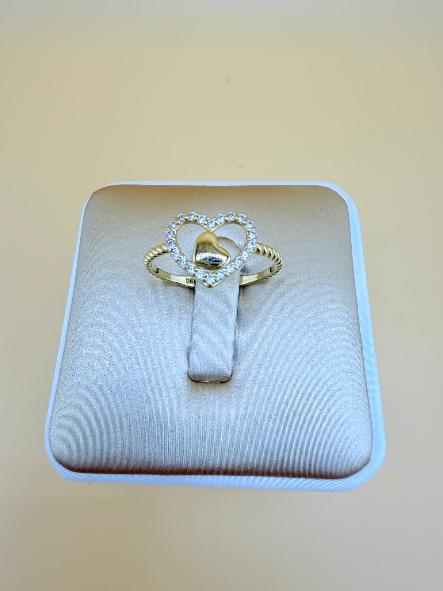 10kt Solid Gold Ring, size 7.5”. r