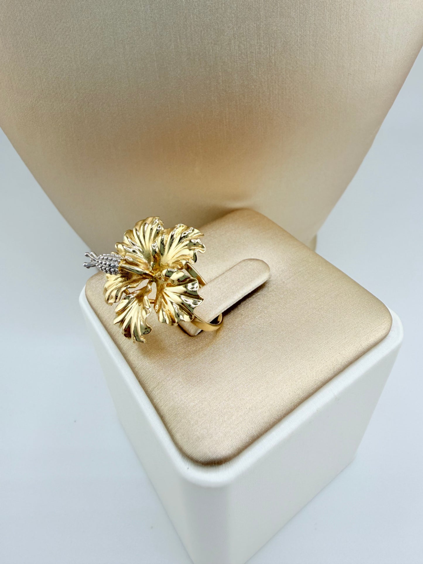 14kt Solid Gold Ring. Size 7”. r