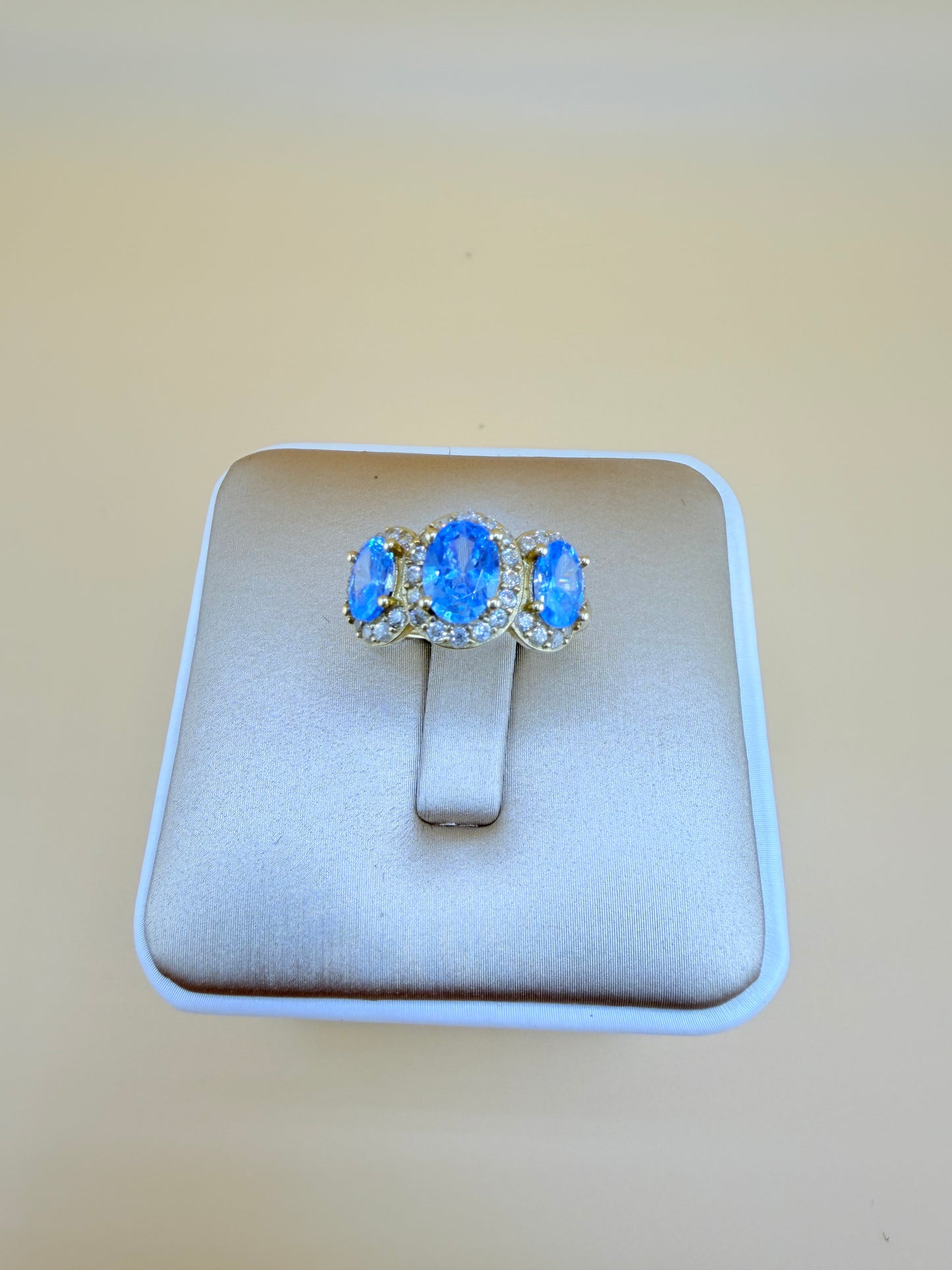 10kt Gold Ring, size 7”. r