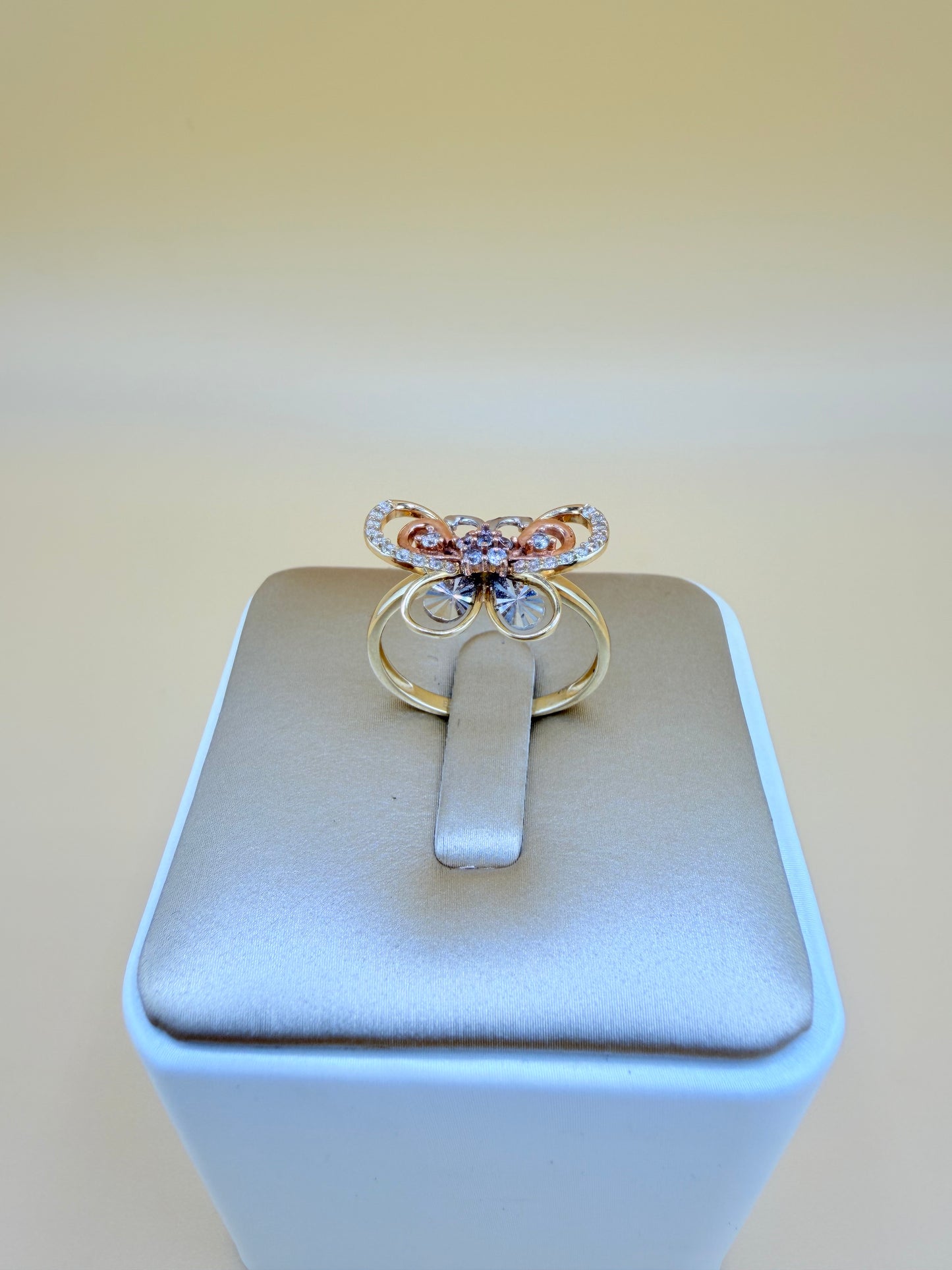14kt Gold Ring, size 7”. r