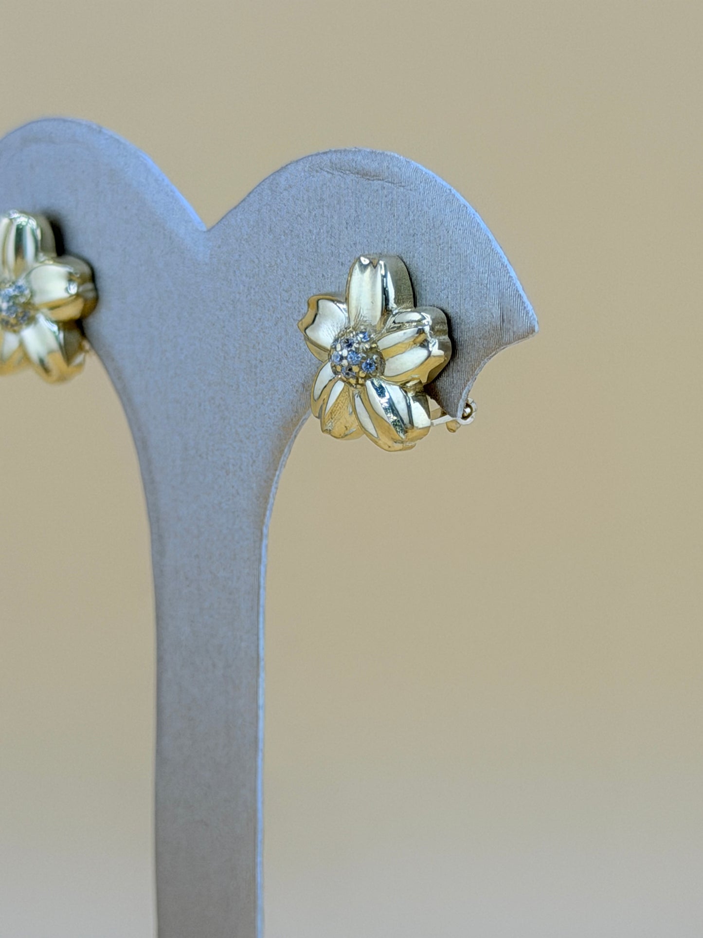 10kt Gold Earrings, measuring 1.4cm in size.