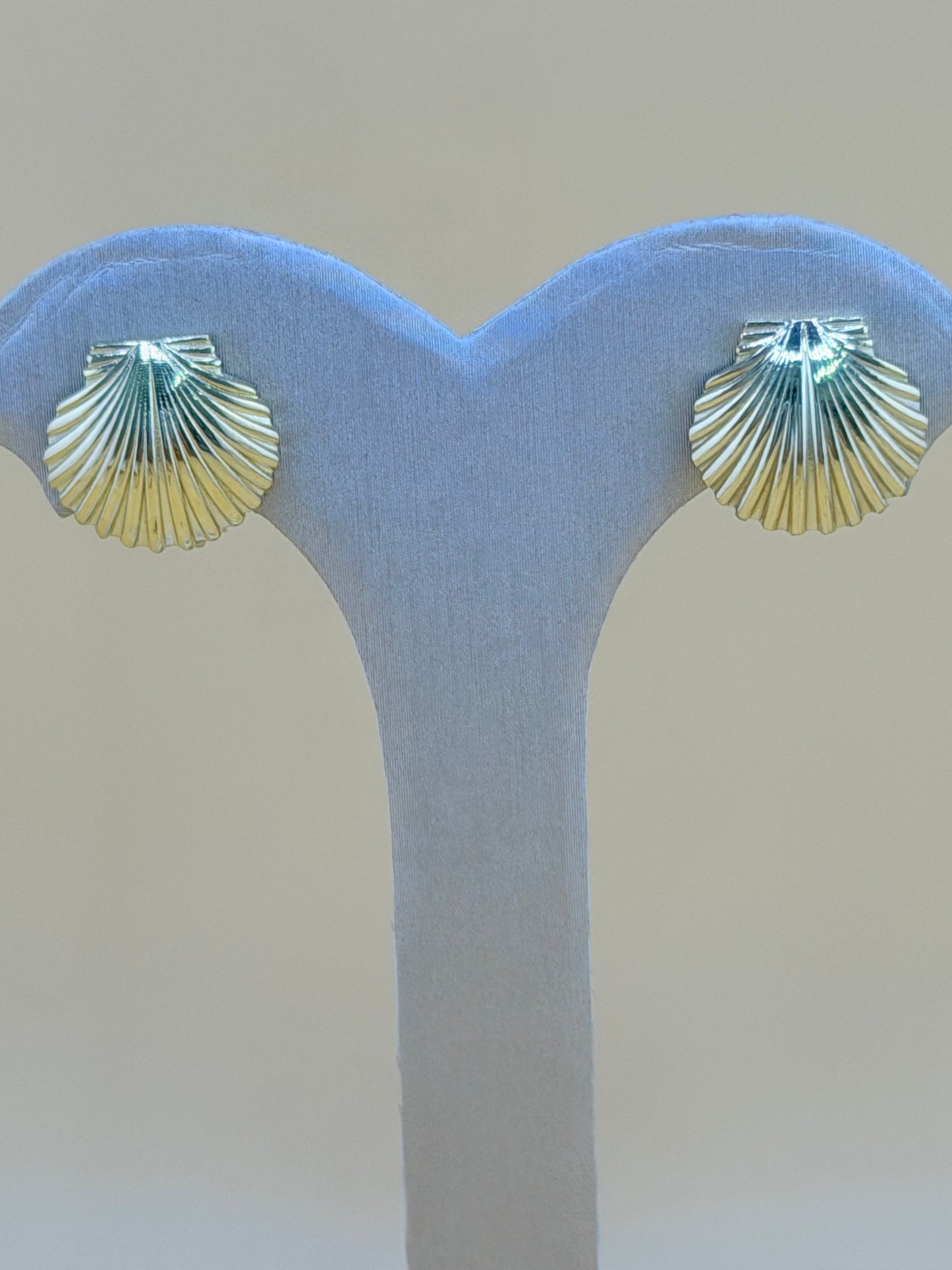 10kt Gold Earrings, measuring 1.4cm in size.
